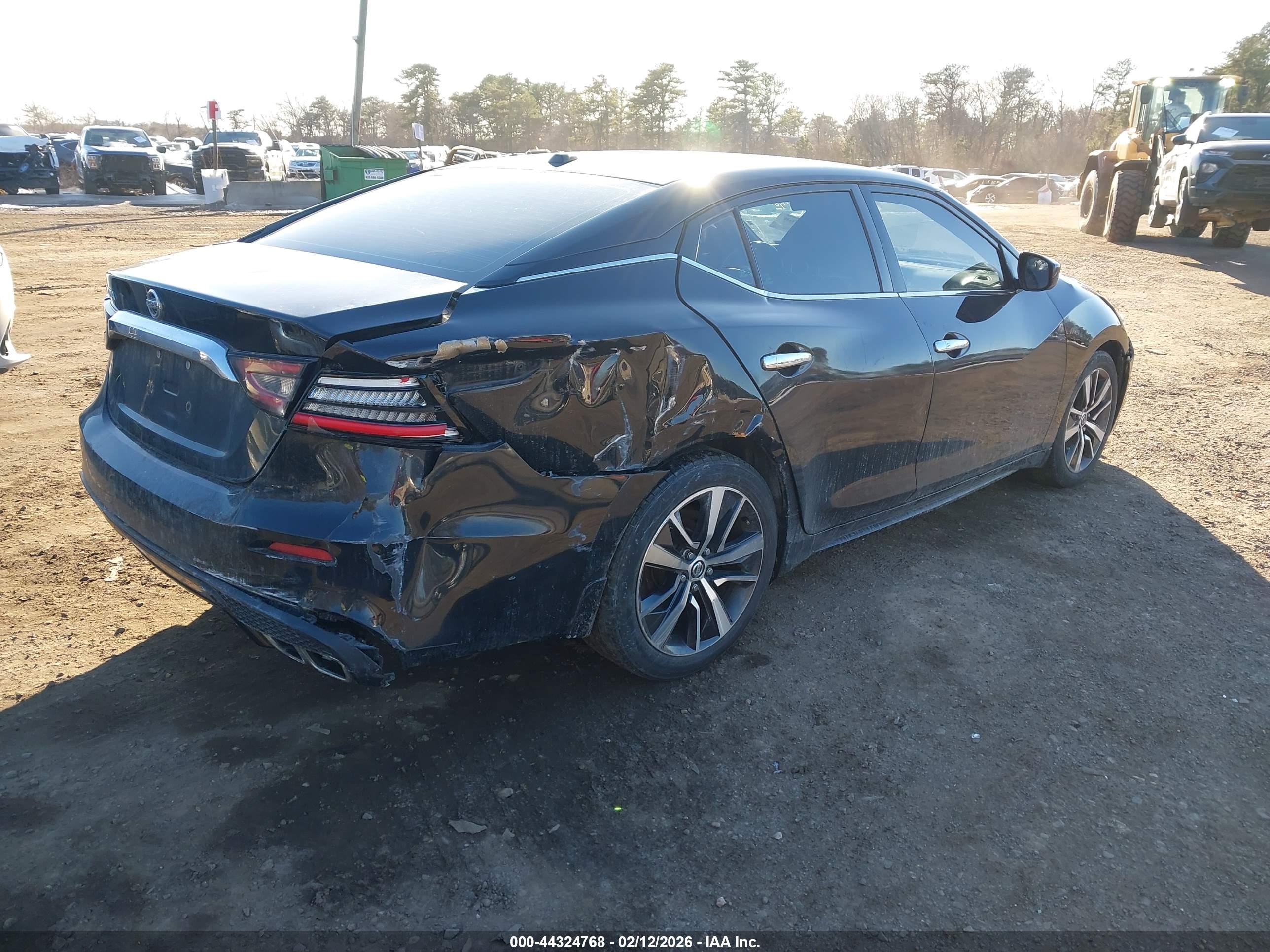 NISSAN MAXIMA image 4
