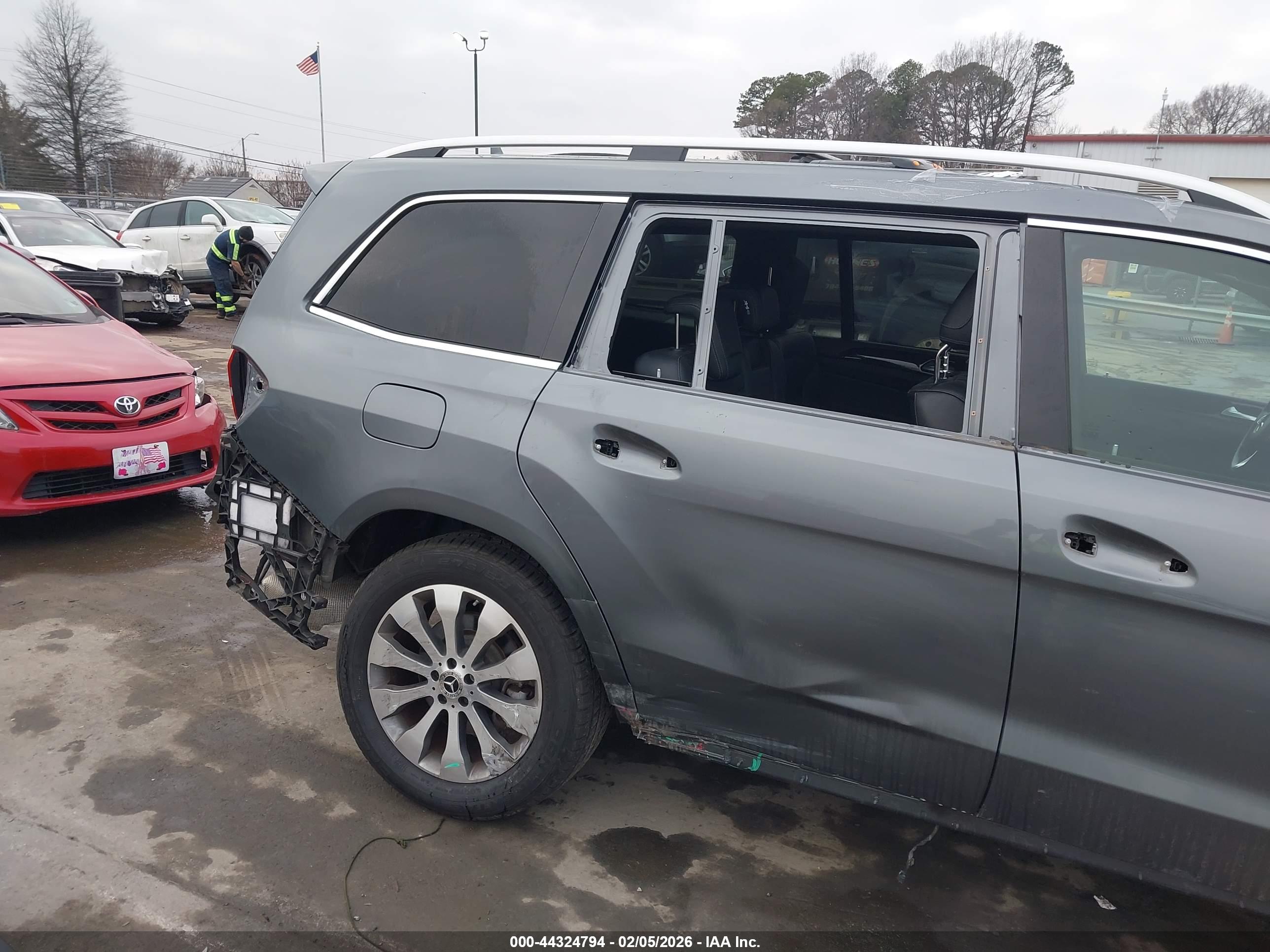 MERCEDES-BENZ GLS image 6