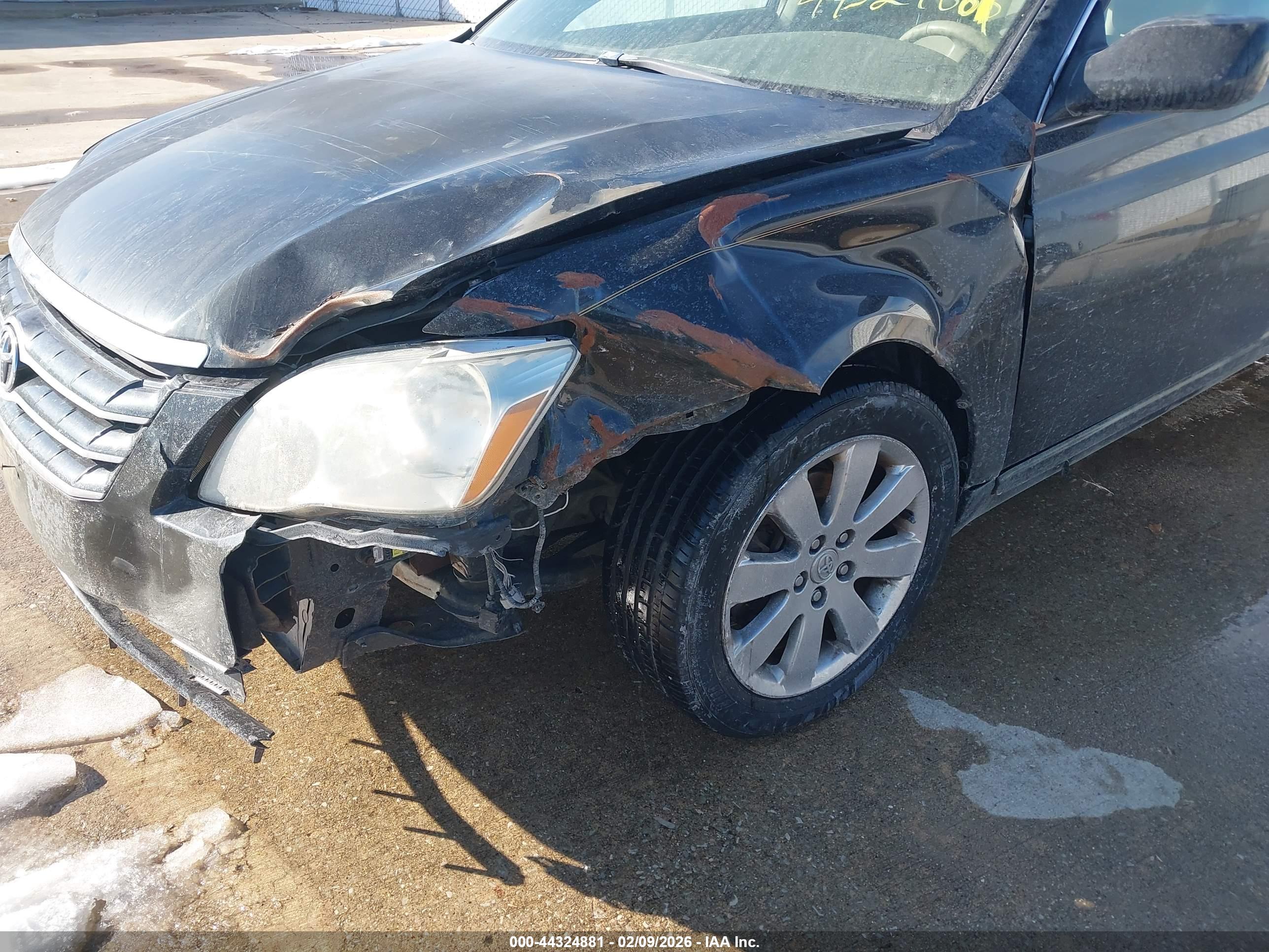 TOYOTA AVALON image 6