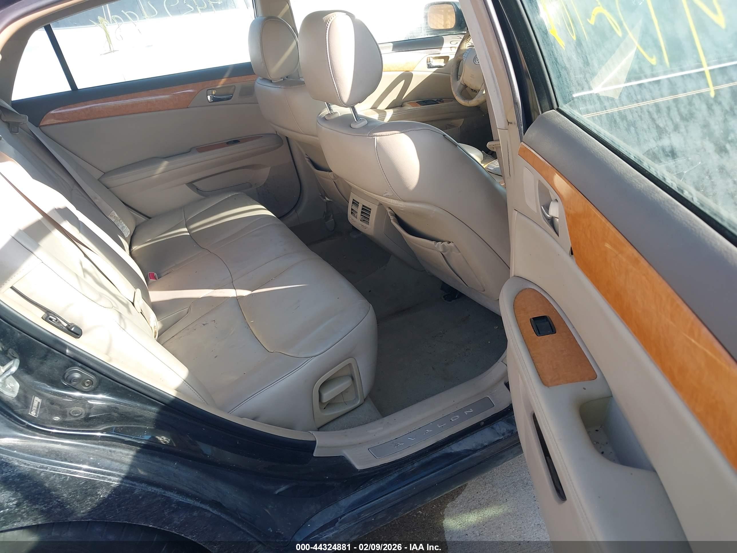 TOYOTA AVALON image 8