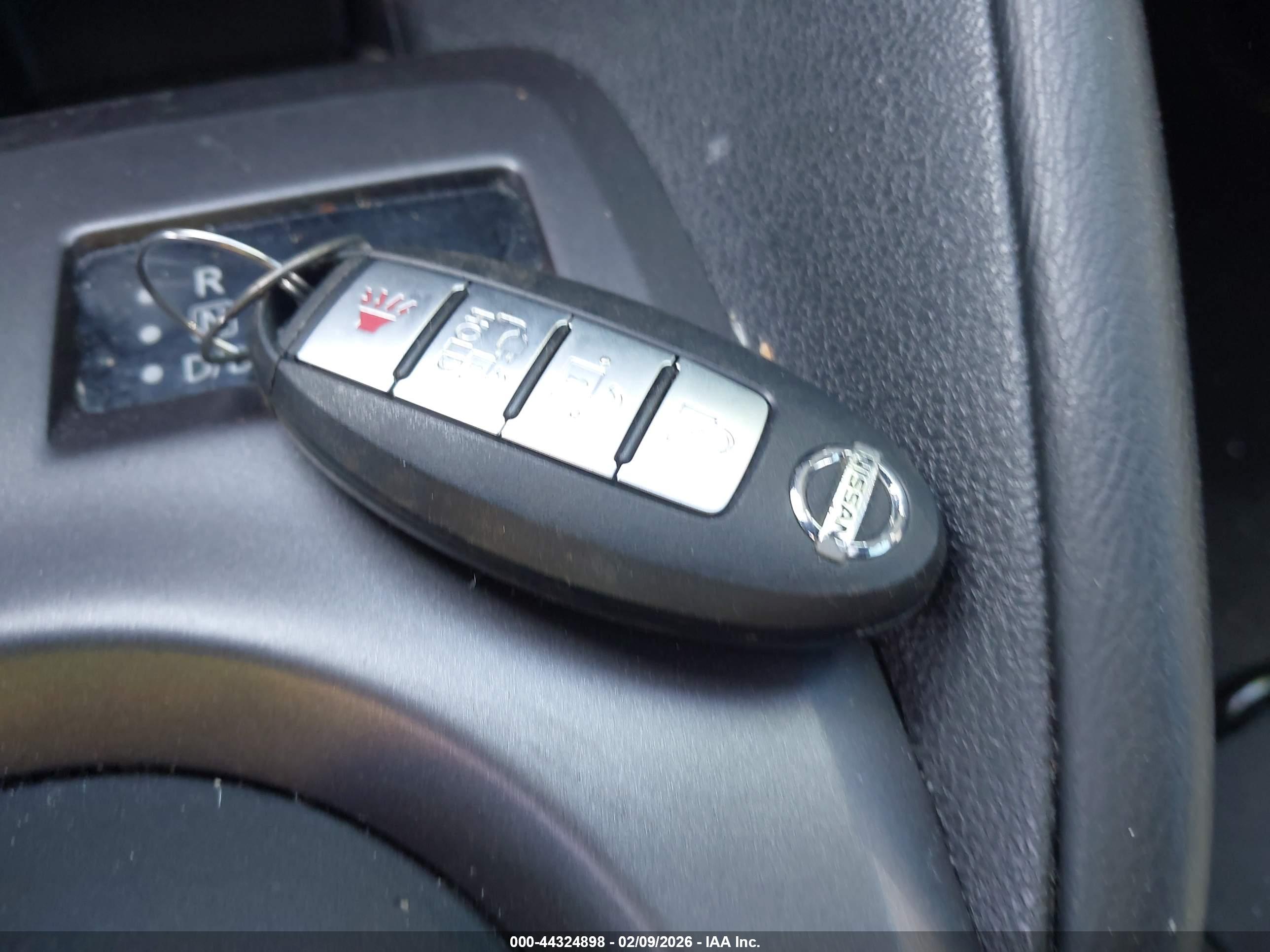 NISSAN LEAF image 11