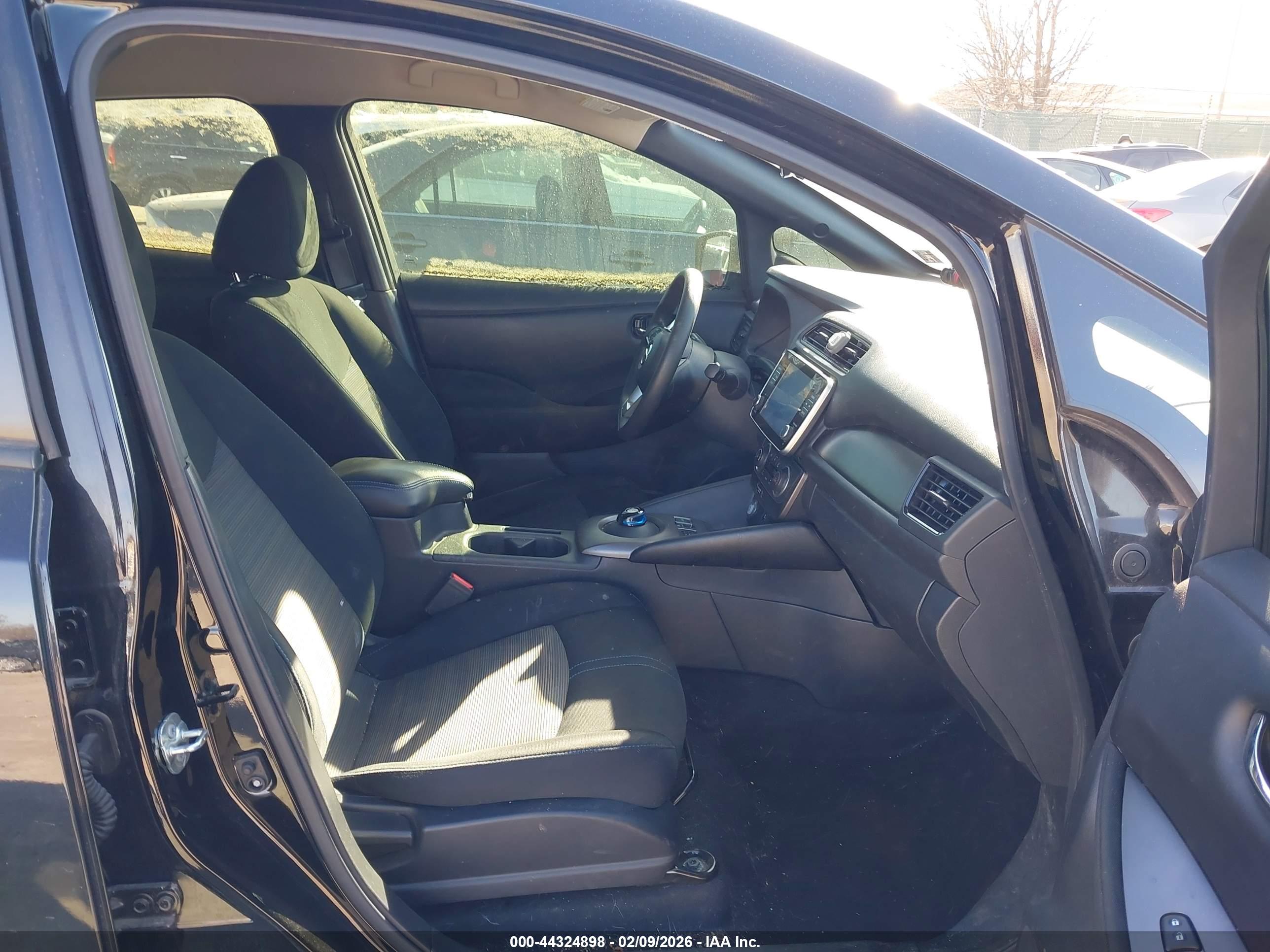 NISSAN LEAF image 5