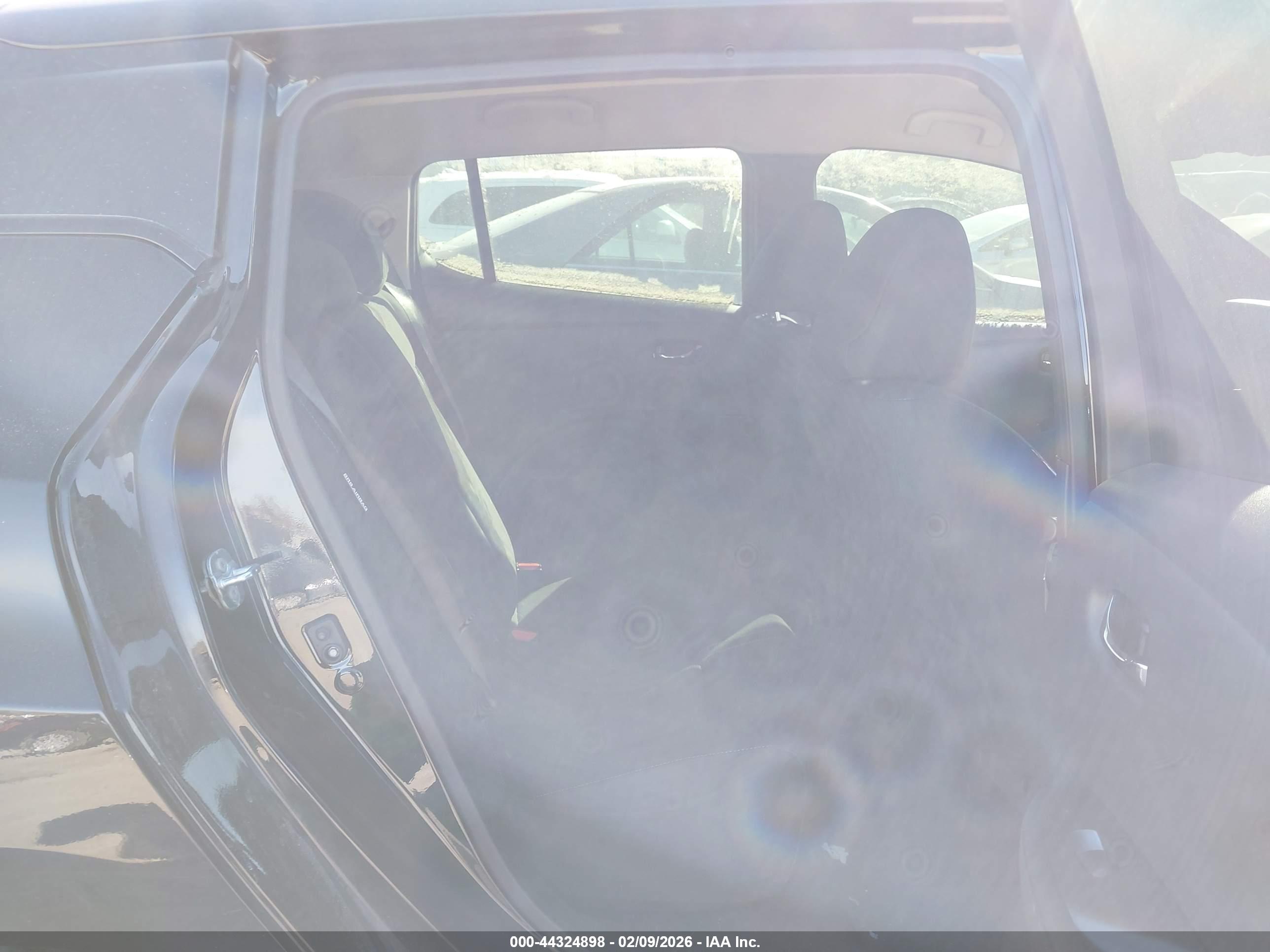 NISSAN LEAF image 8