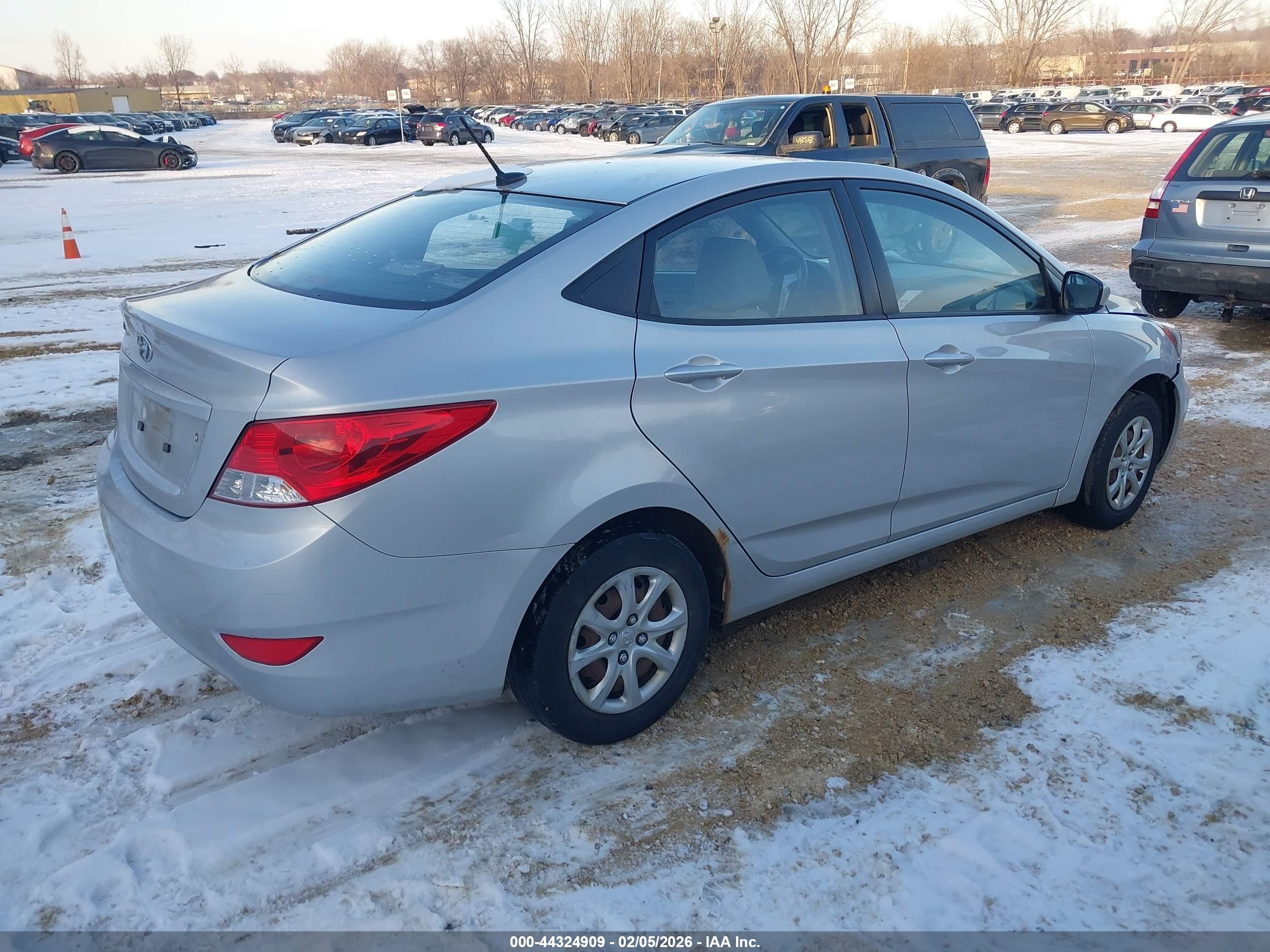 HYUNDAI ACCENT image 4