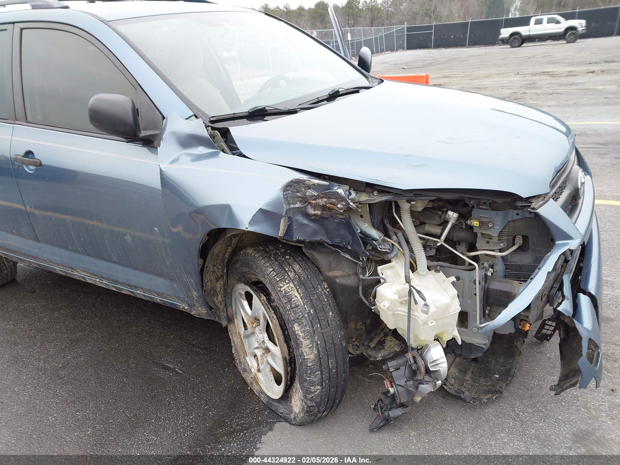 TOYOTA RAV4 image 6