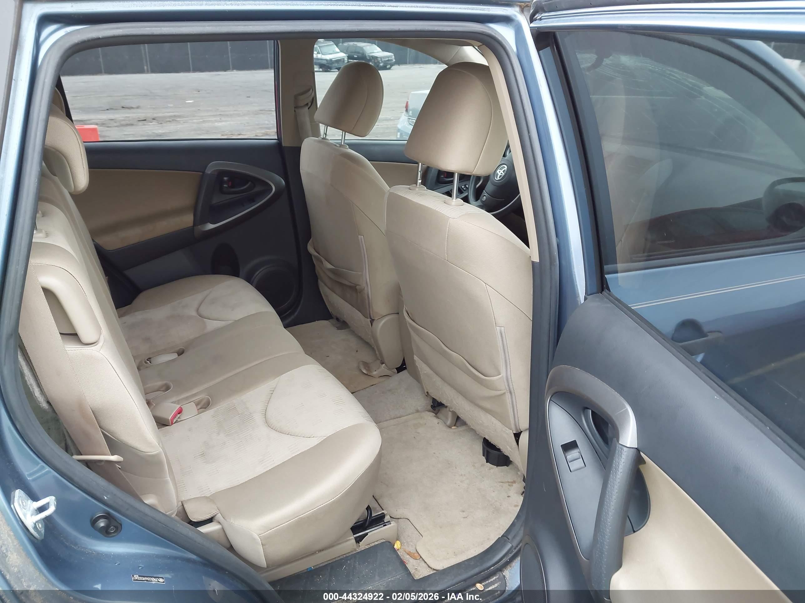 TOYOTA RAV4 image 8