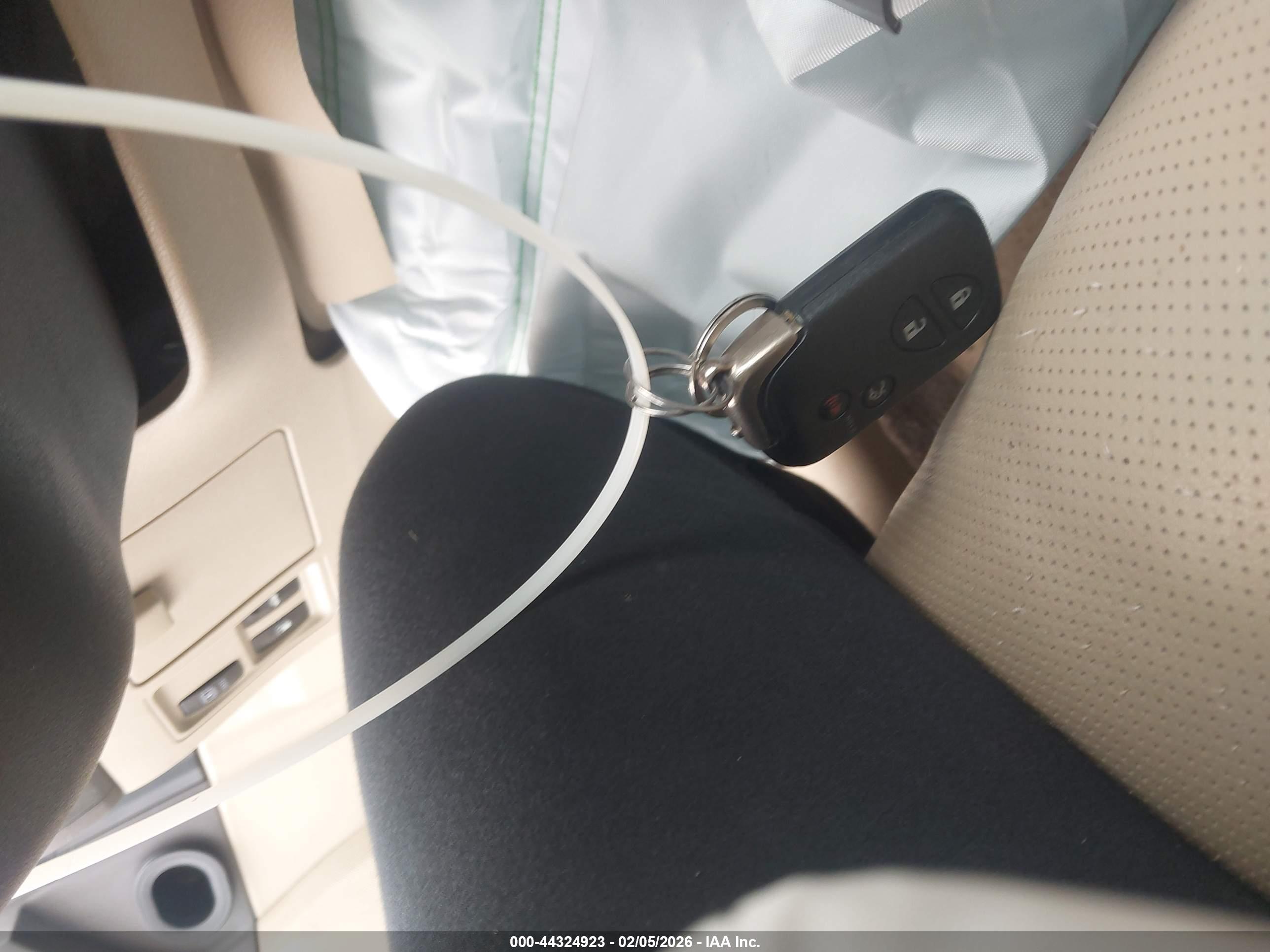 LEXUS ES image 11