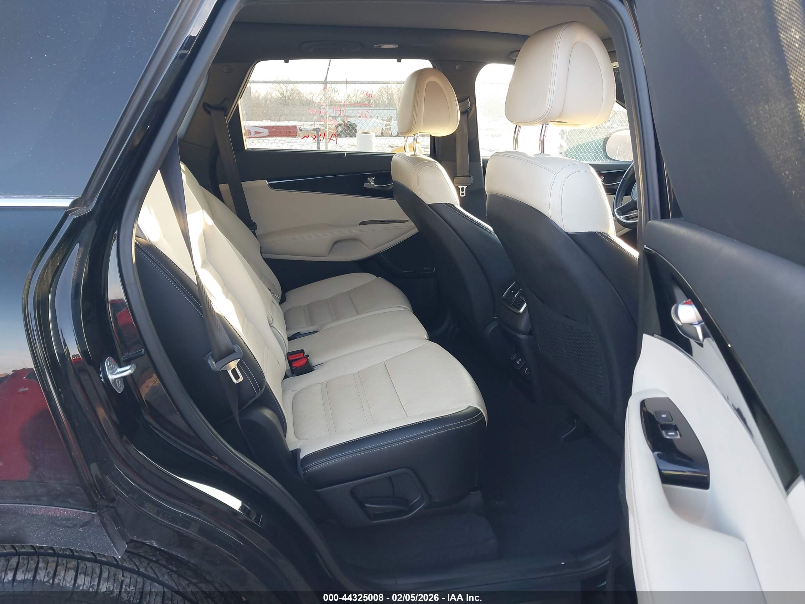 KIA SORENTO image 8