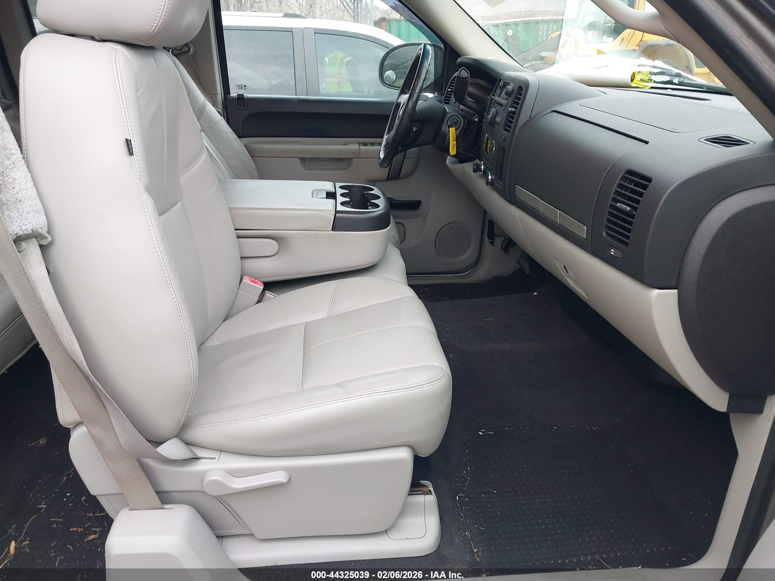 CHEVROLET SILVERADO image 5