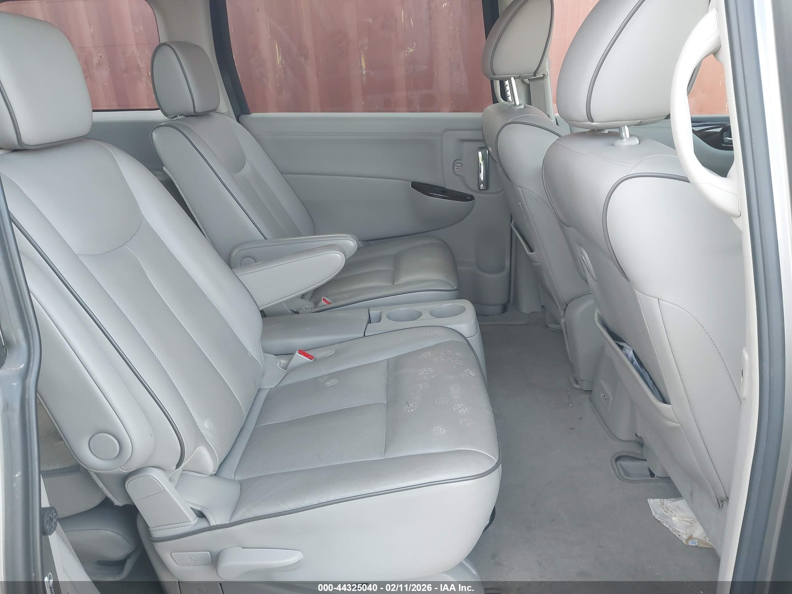 NISSAN QUEST image 8