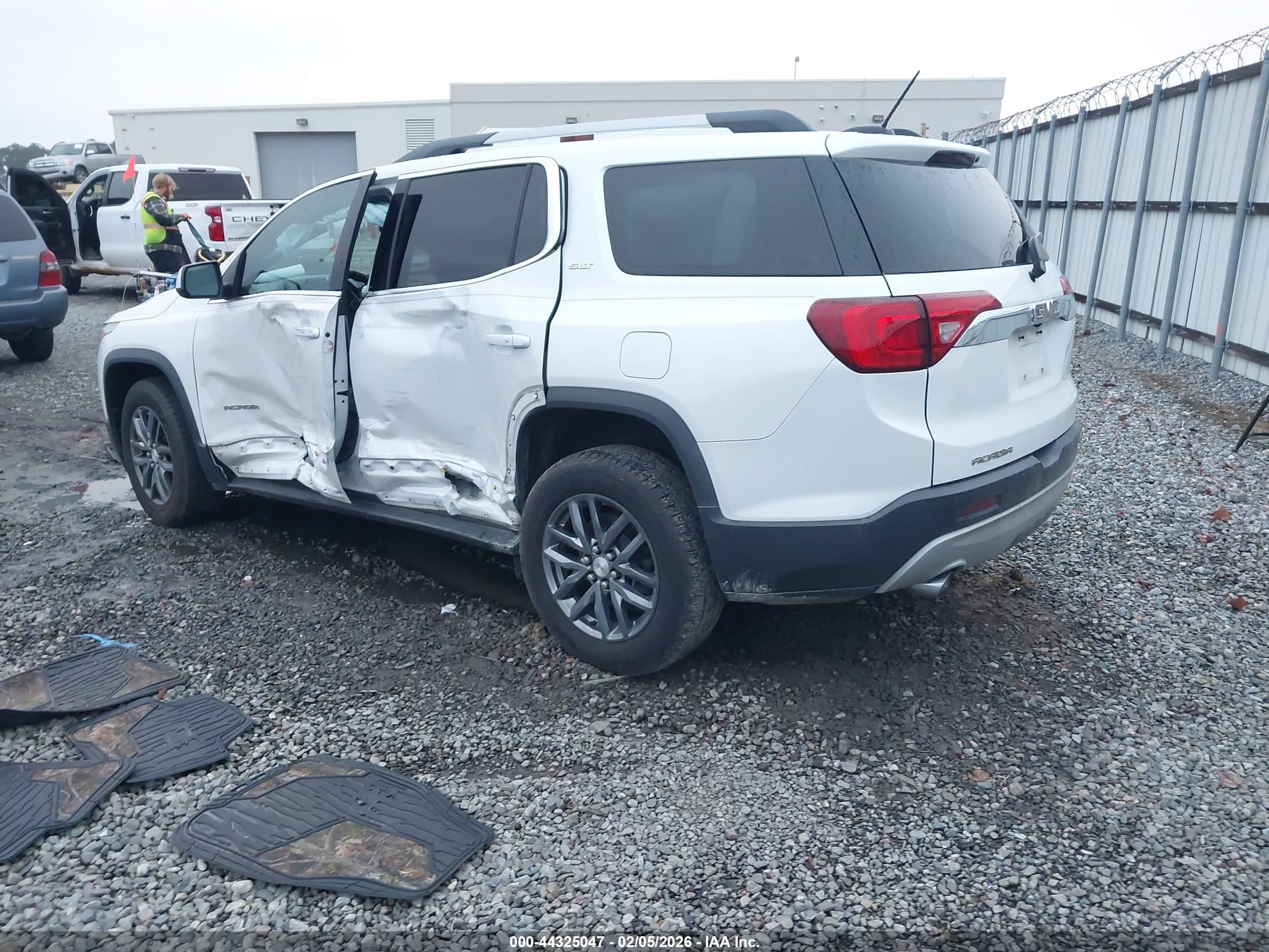 GMC ACADIA image 3