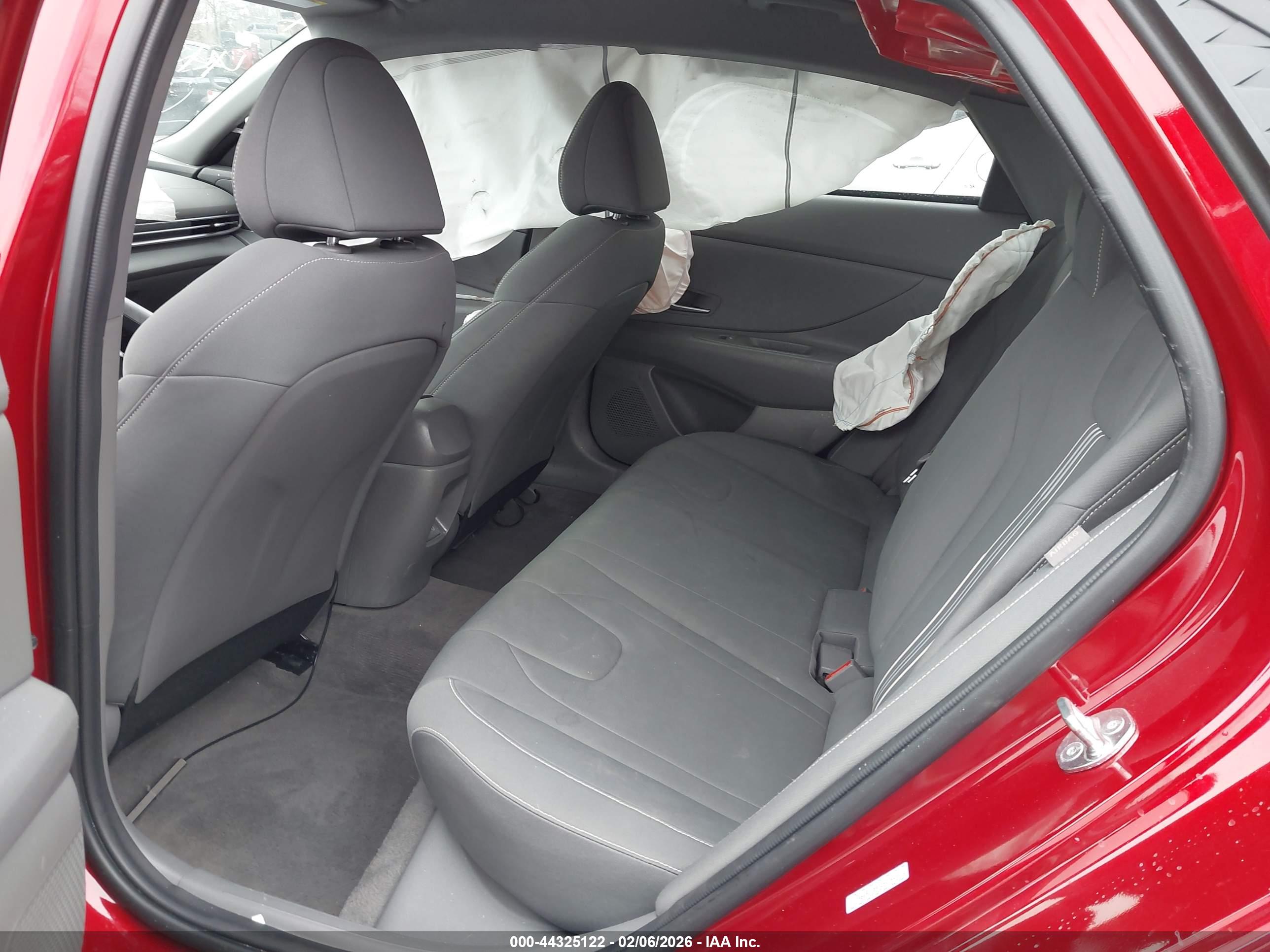 HYUNDAI ELANTRA image 8
