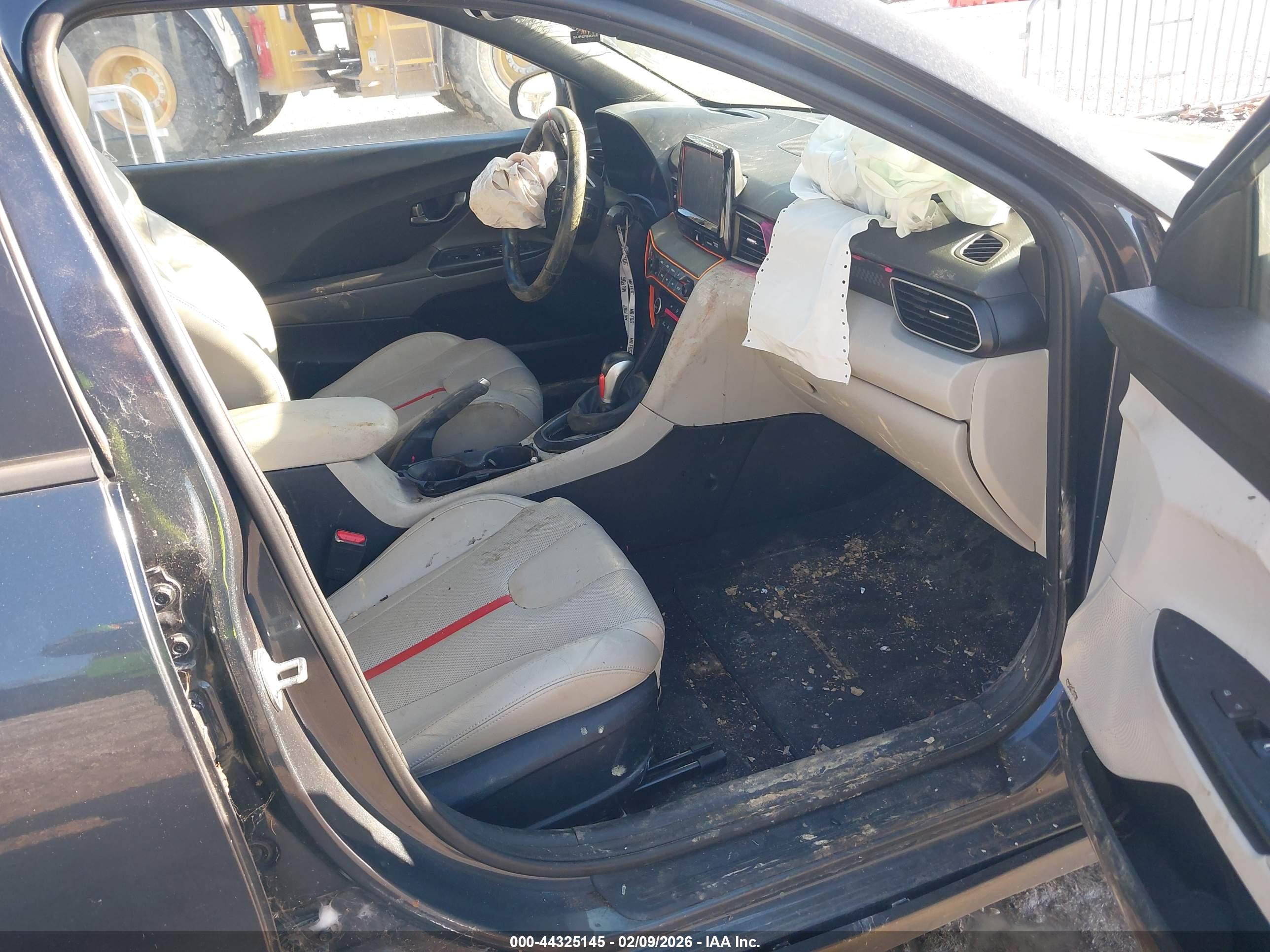 HYUNDAI VELOSTER image 5