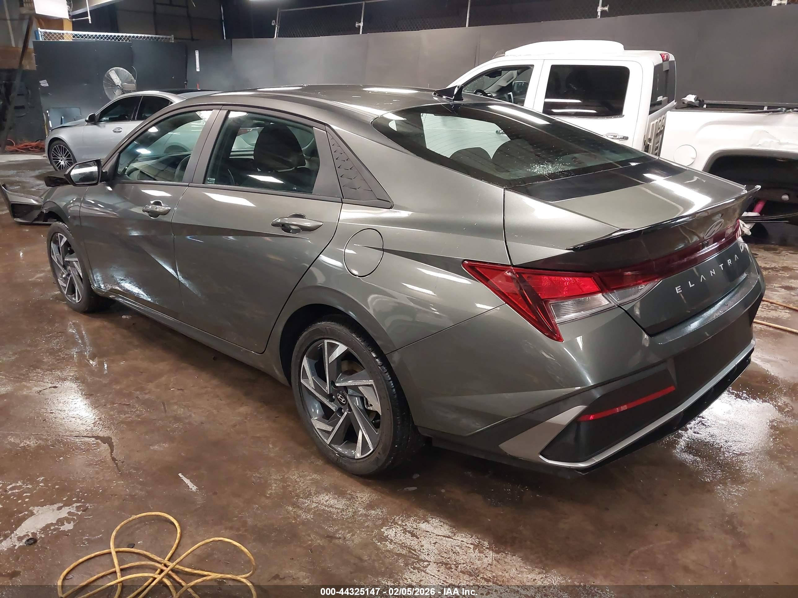 HYUNDAI ELANTRA image 3