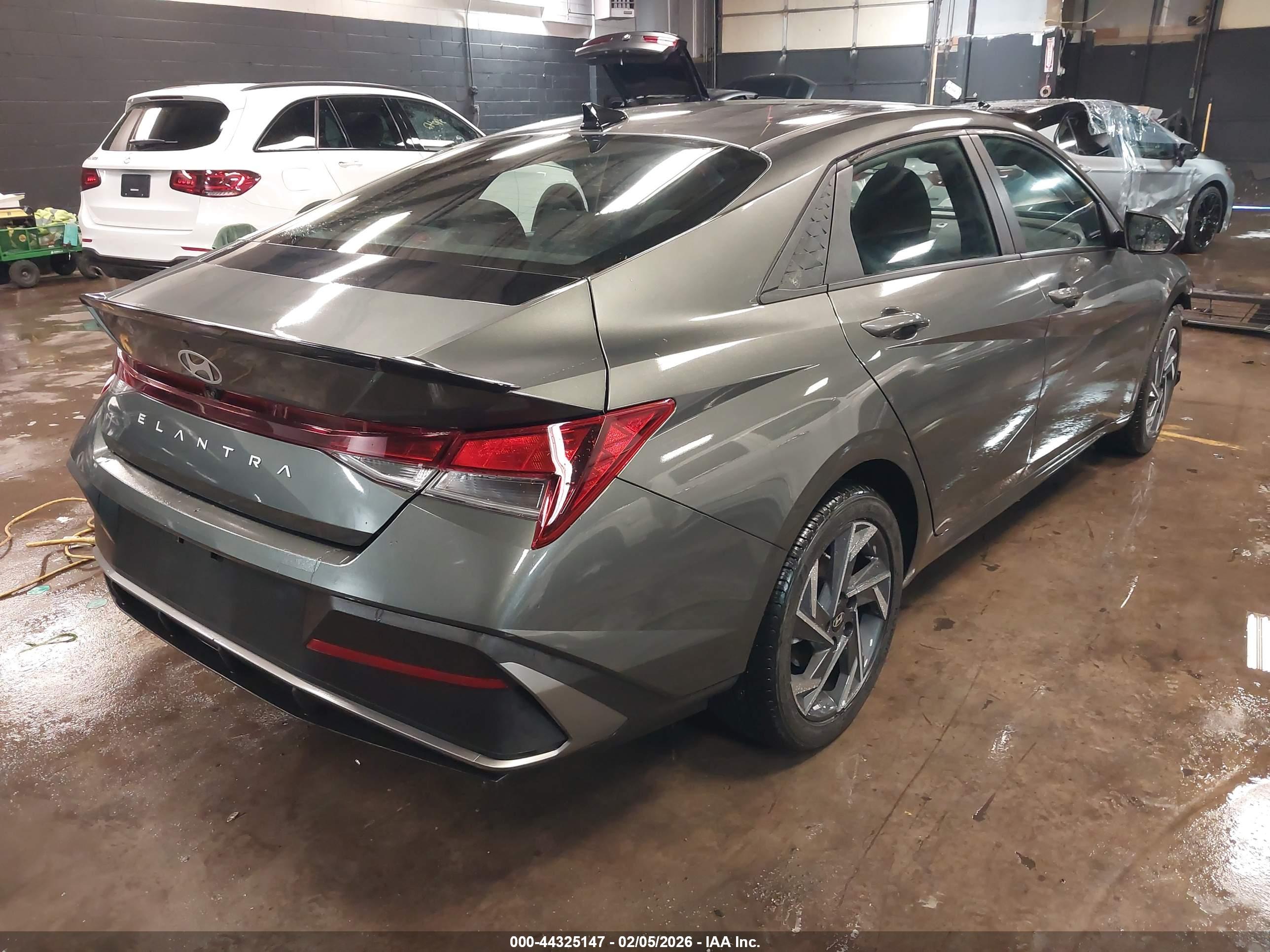 HYUNDAI ELANTRA image 4