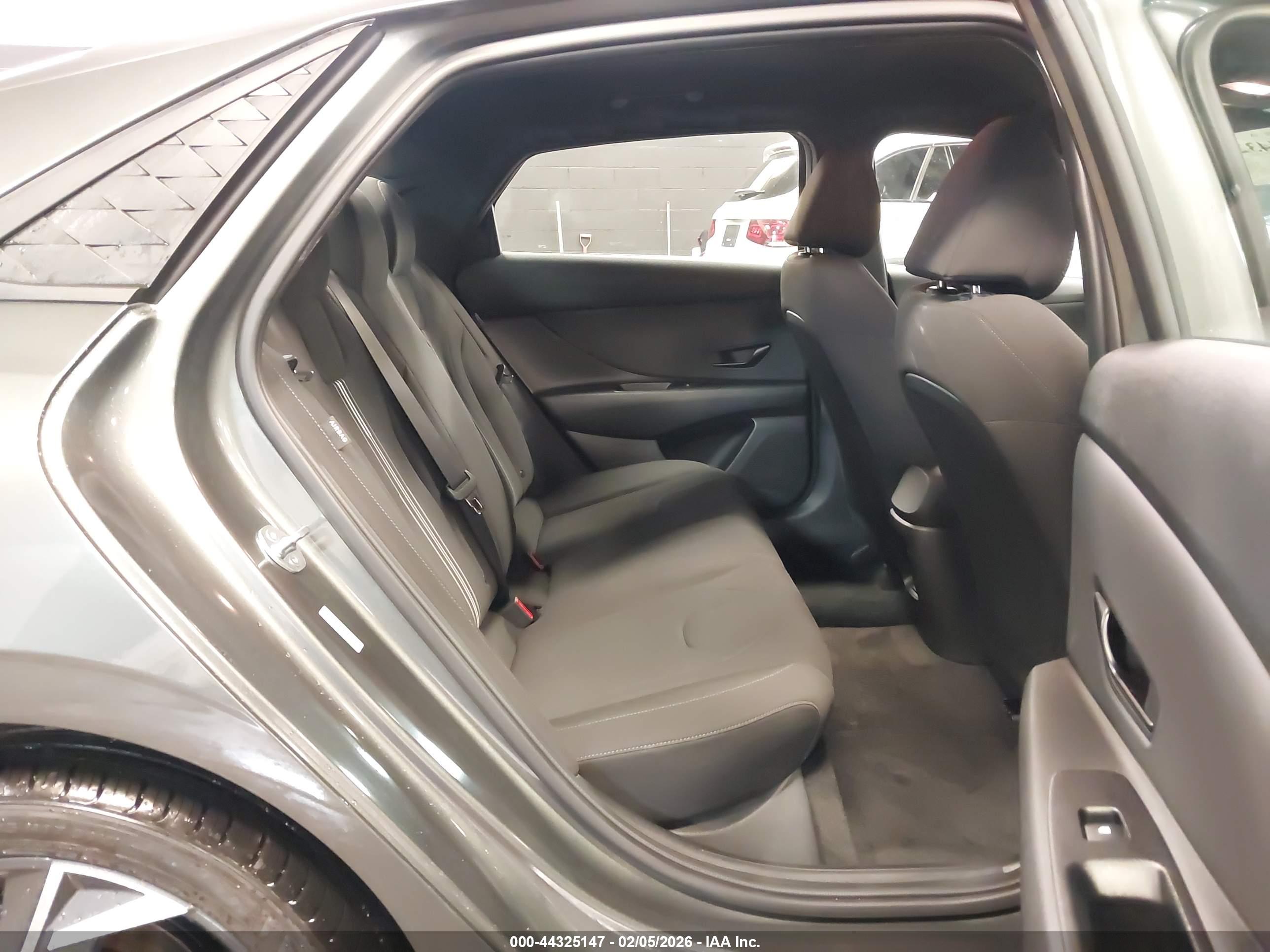 HYUNDAI ELANTRA image 8