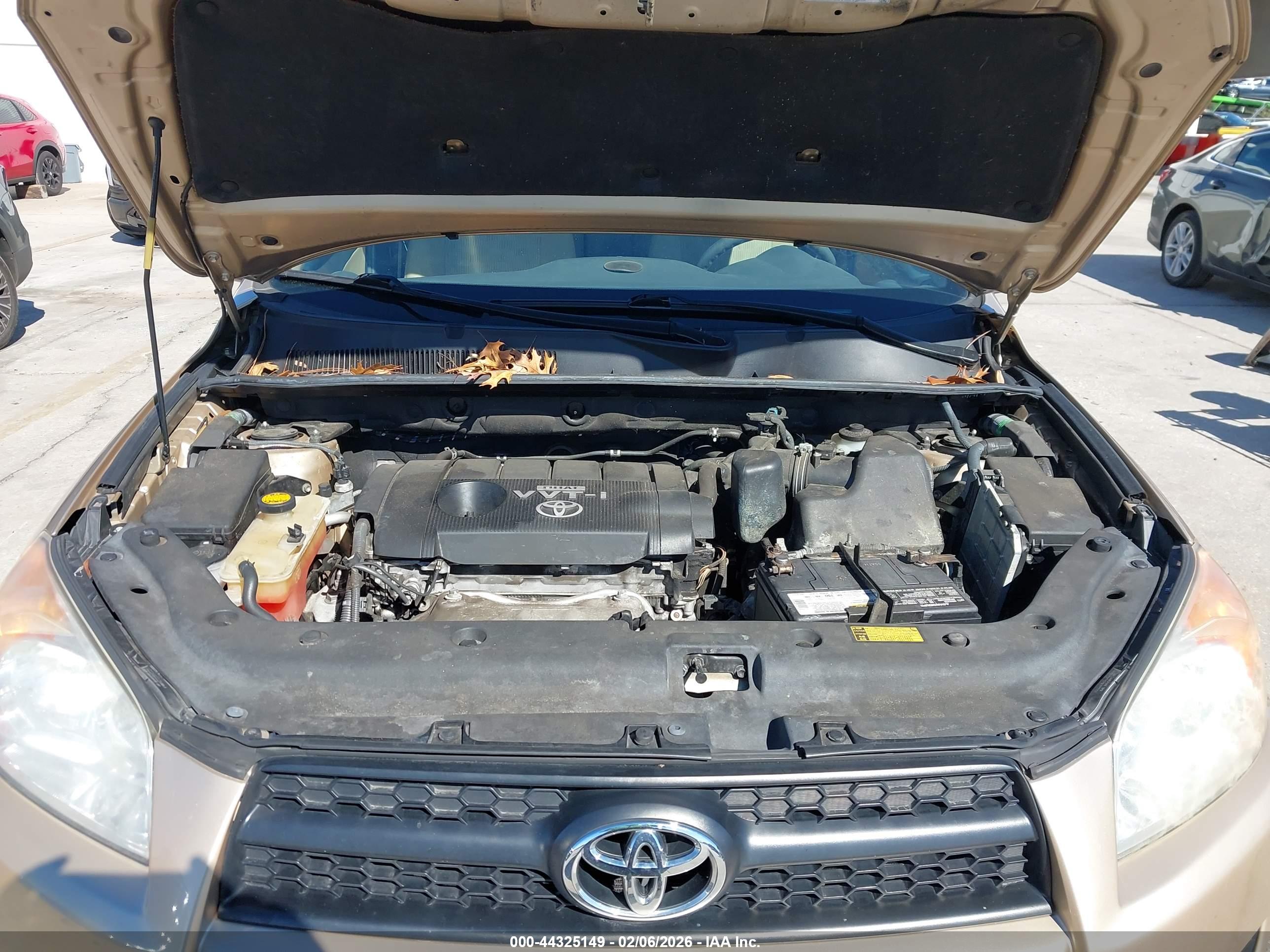 TOYOTA RAV4 image 10