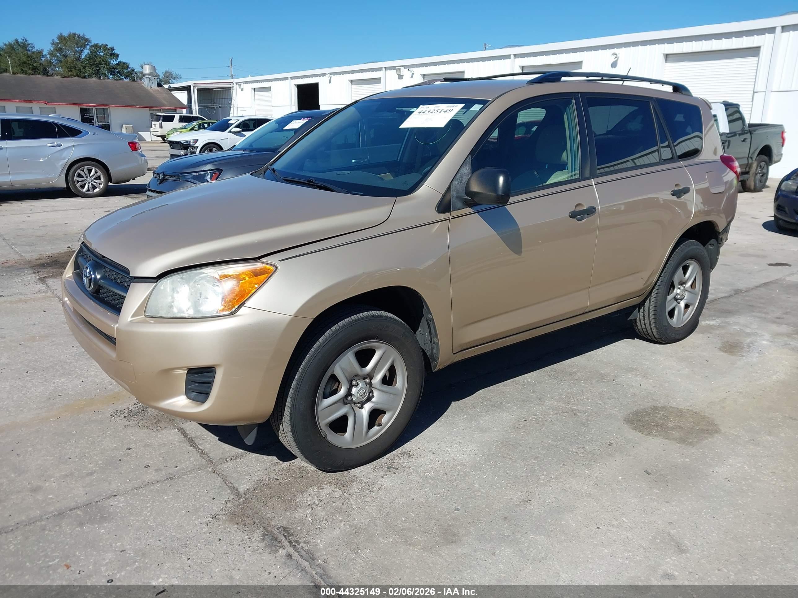 TOYOTA RAV4 image 2