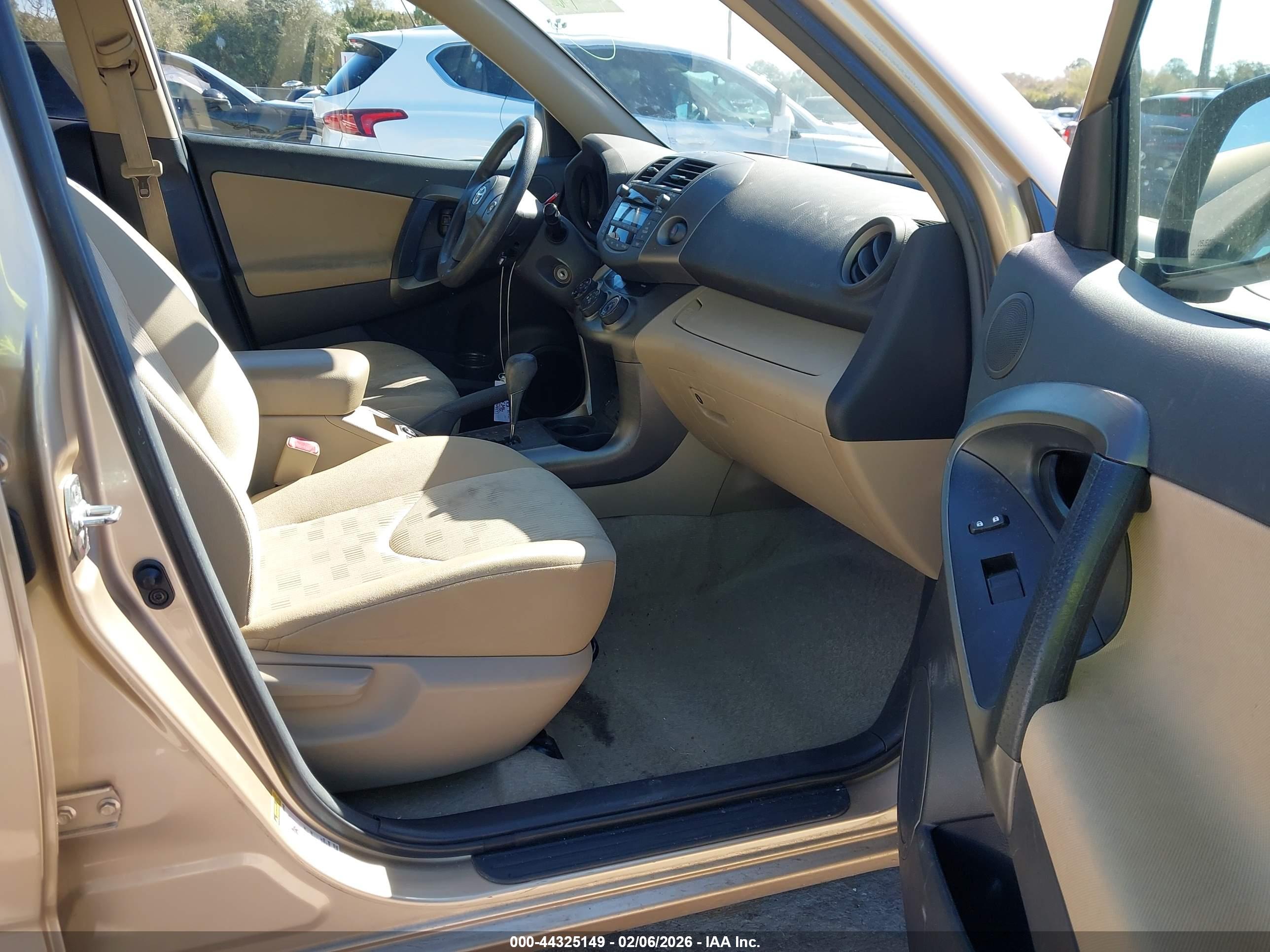 TOYOTA RAV4 image 5