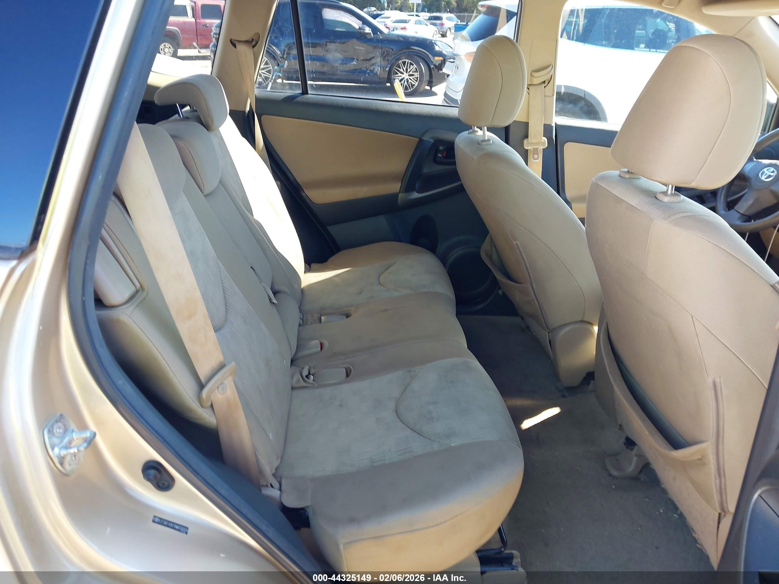 TOYOTA RAV4 image 8