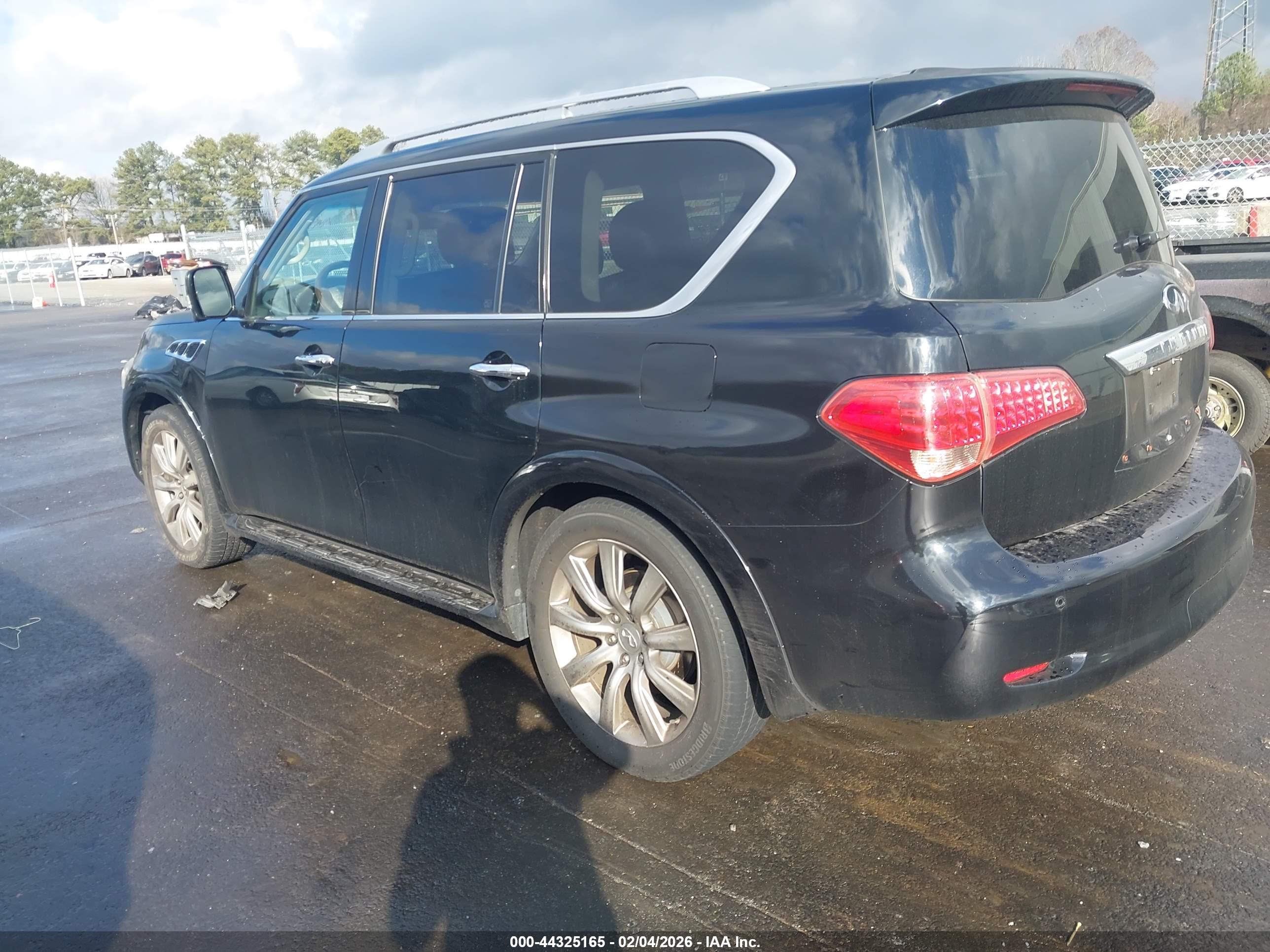 INFINITI QX56 image 3