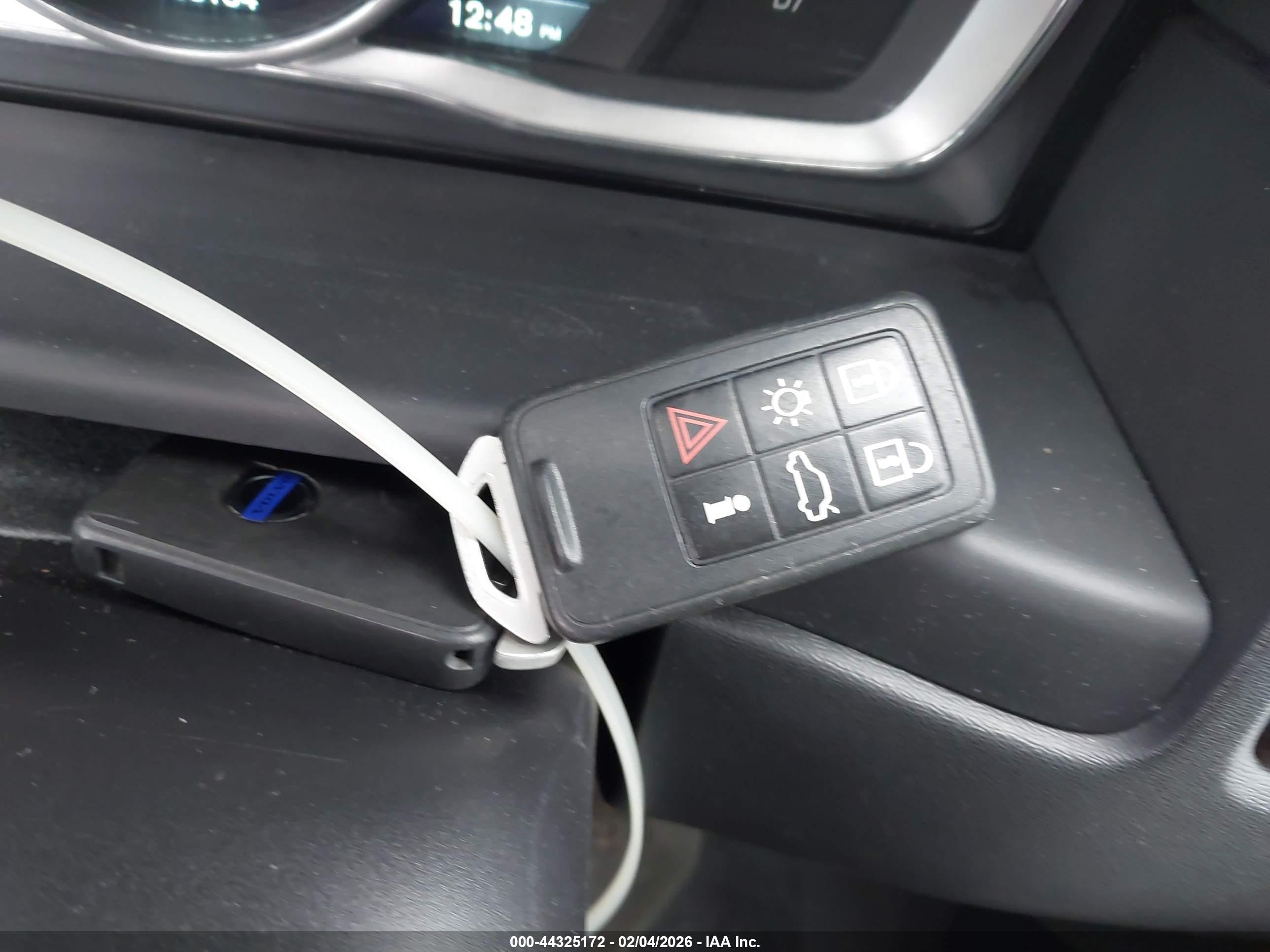 VOLVO XC70 image 11