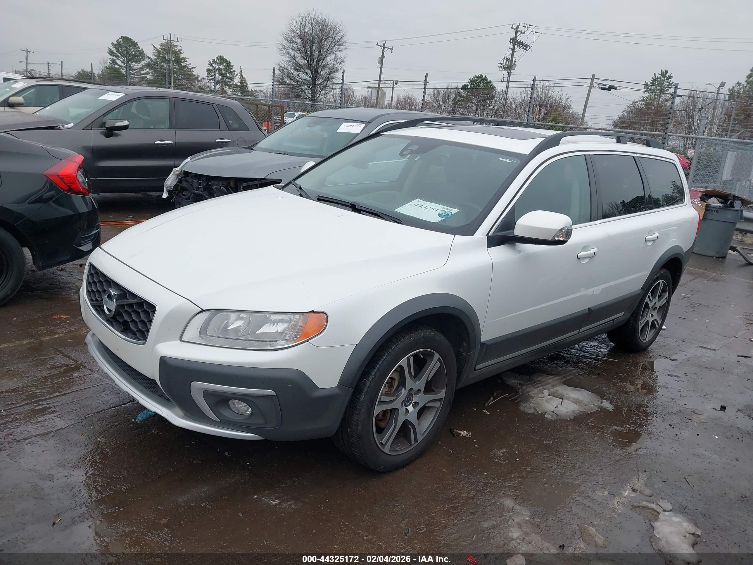 VOLVO XC70 image 2