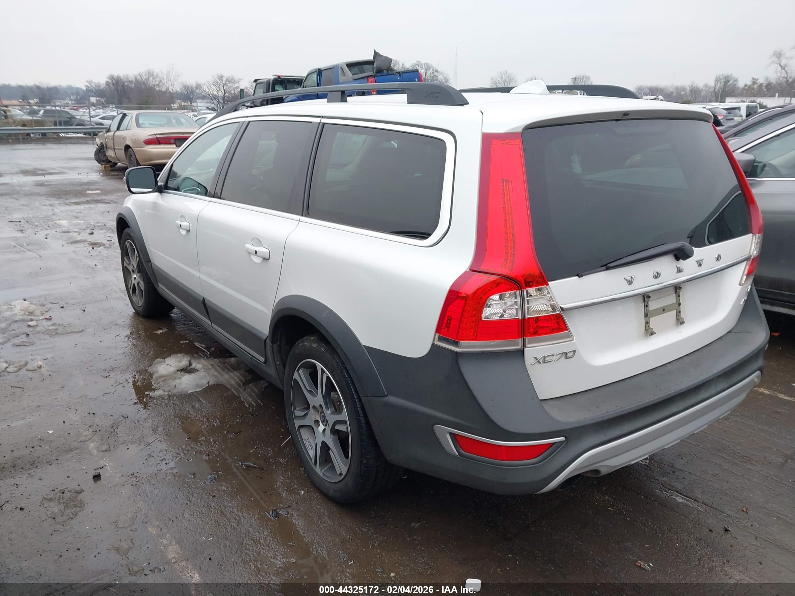VOLVO XC70 image 3
