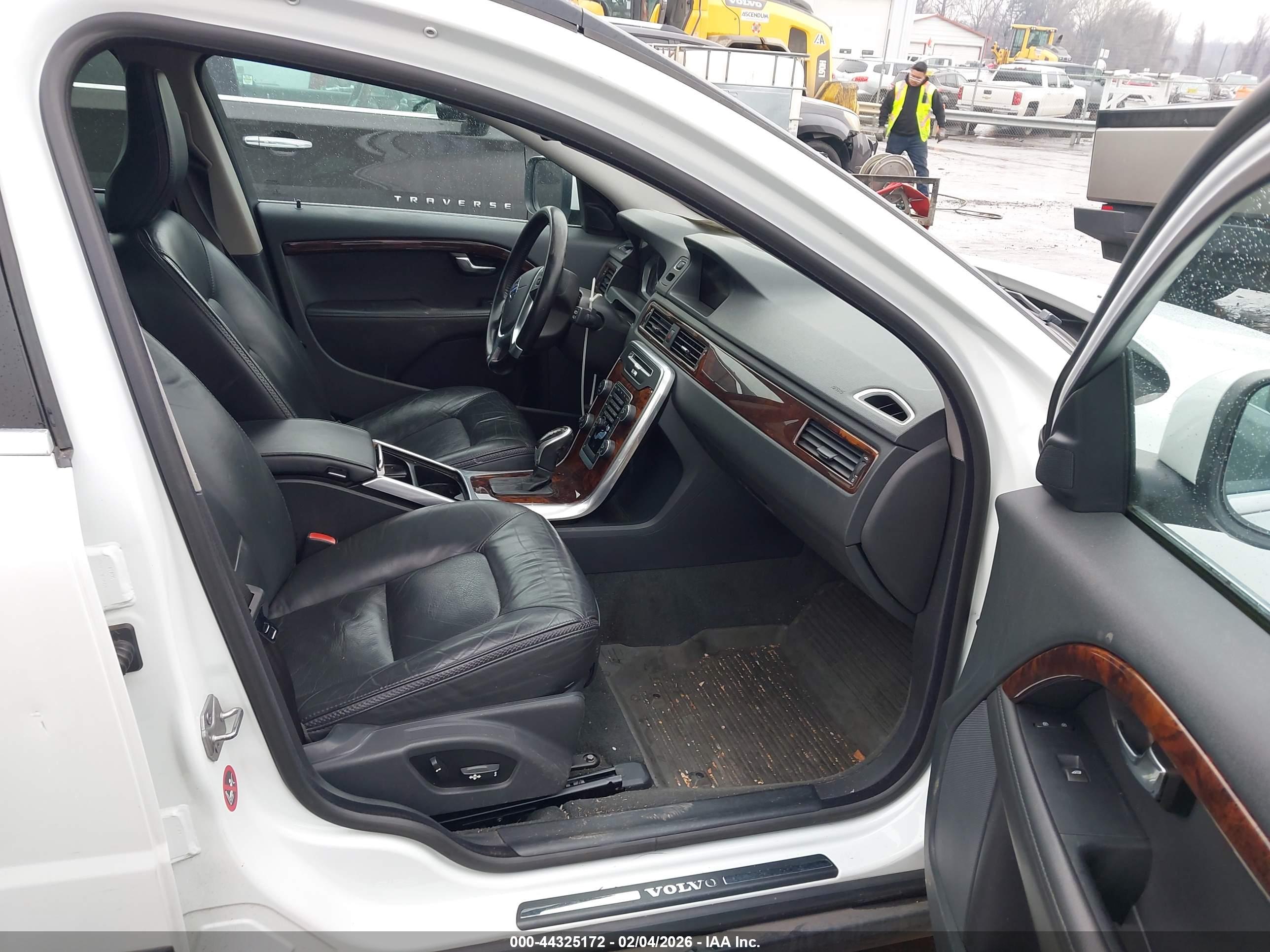 VOLVO XC70 image 5
