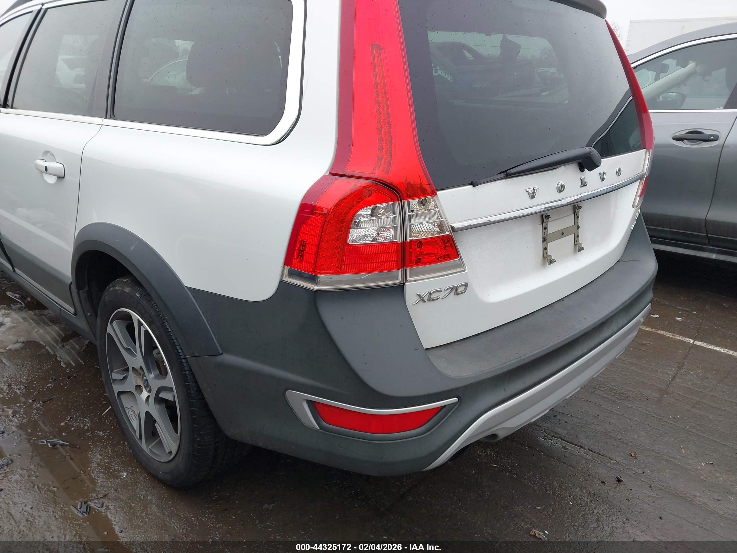 VOLVO XC70 image 6