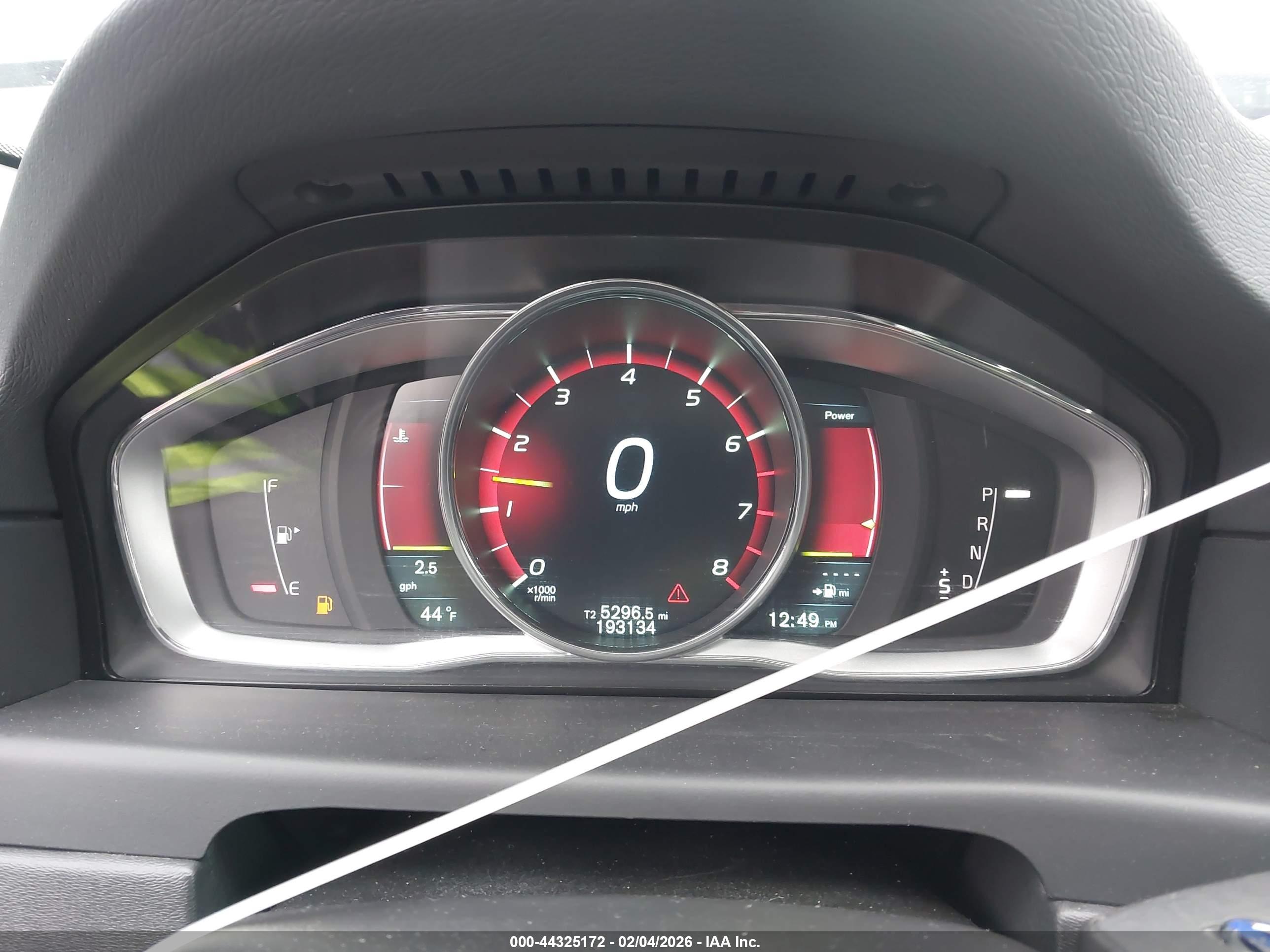 VOLVO XC70 image 7