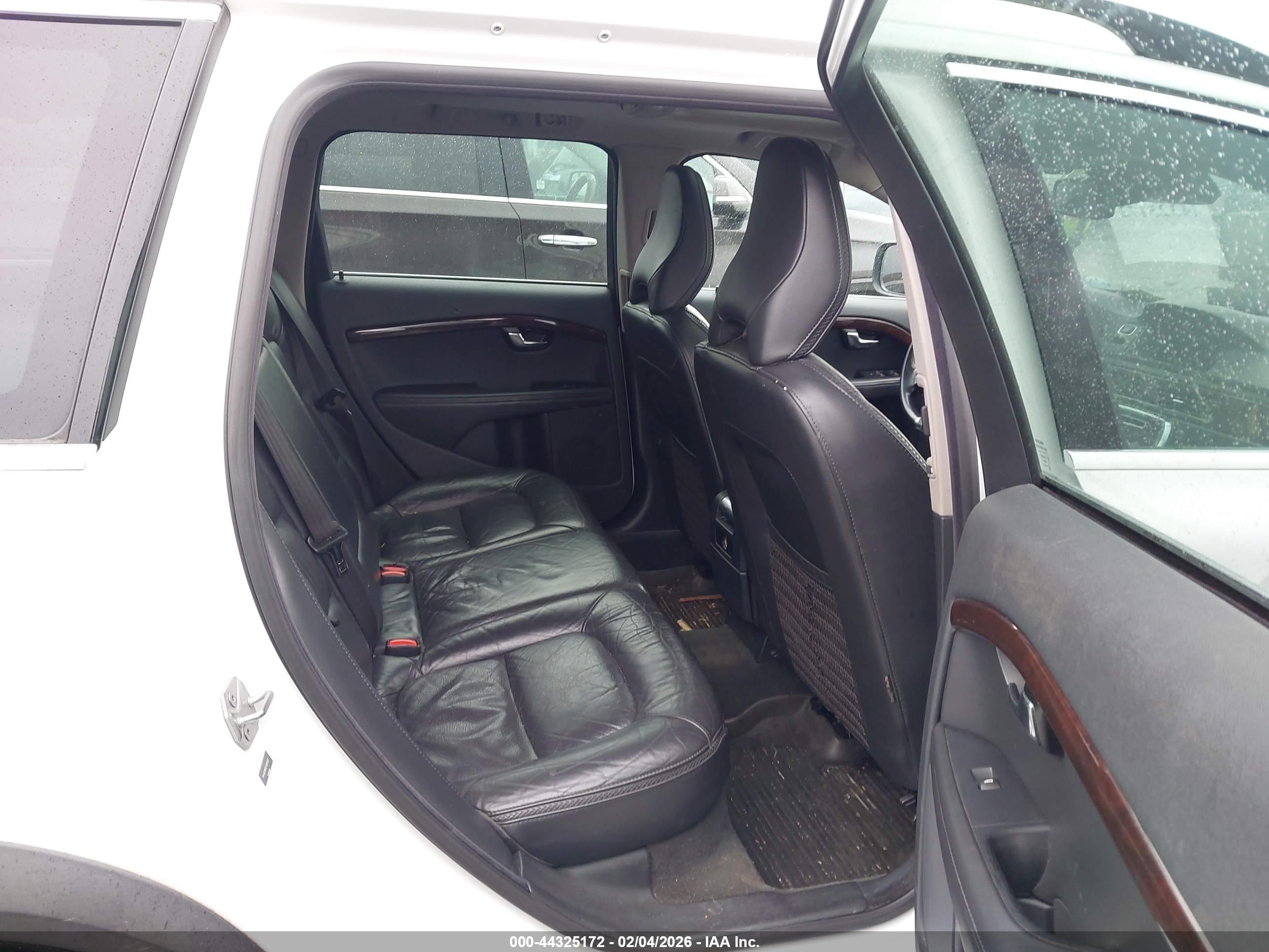 VOLVO XC70 image 8