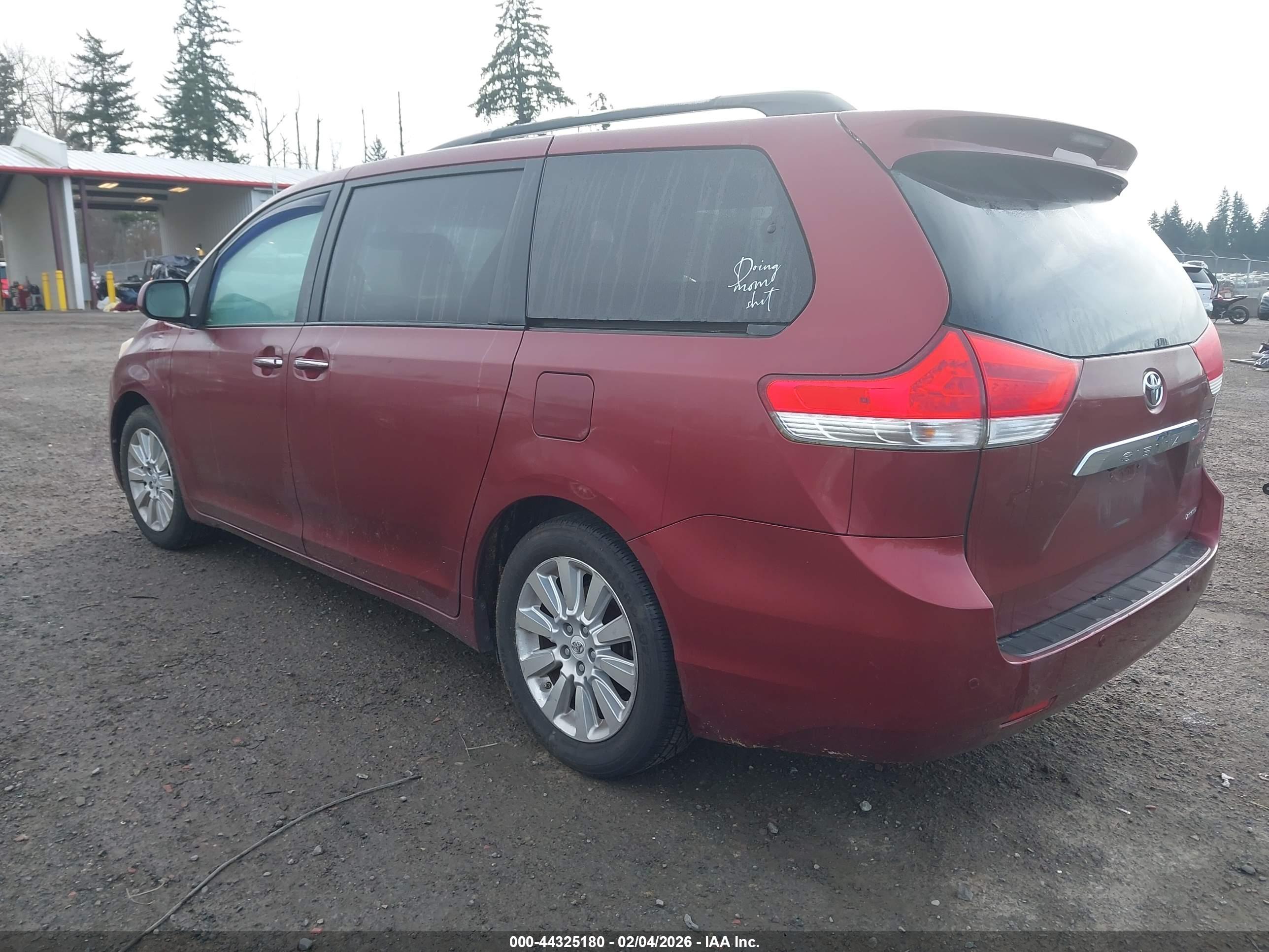 TOYOTA SIENNA image 3