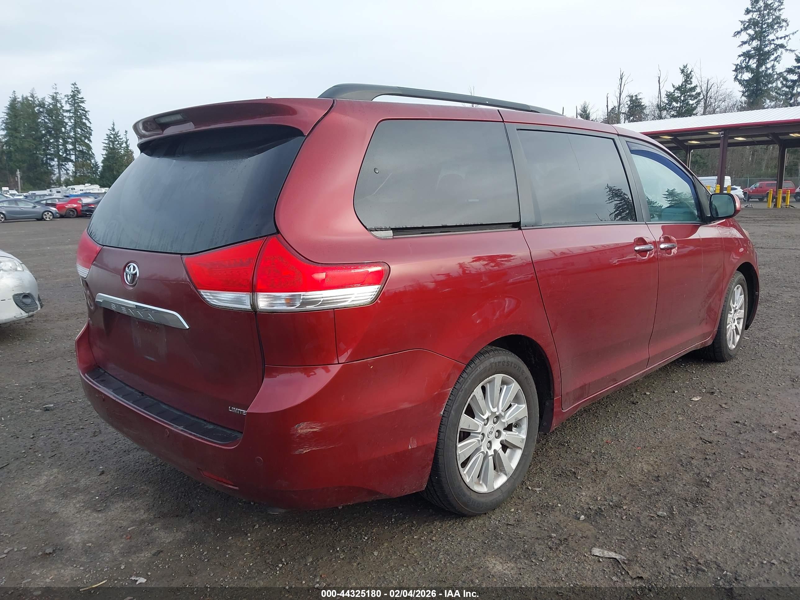TOYOTA SIENNA image 4