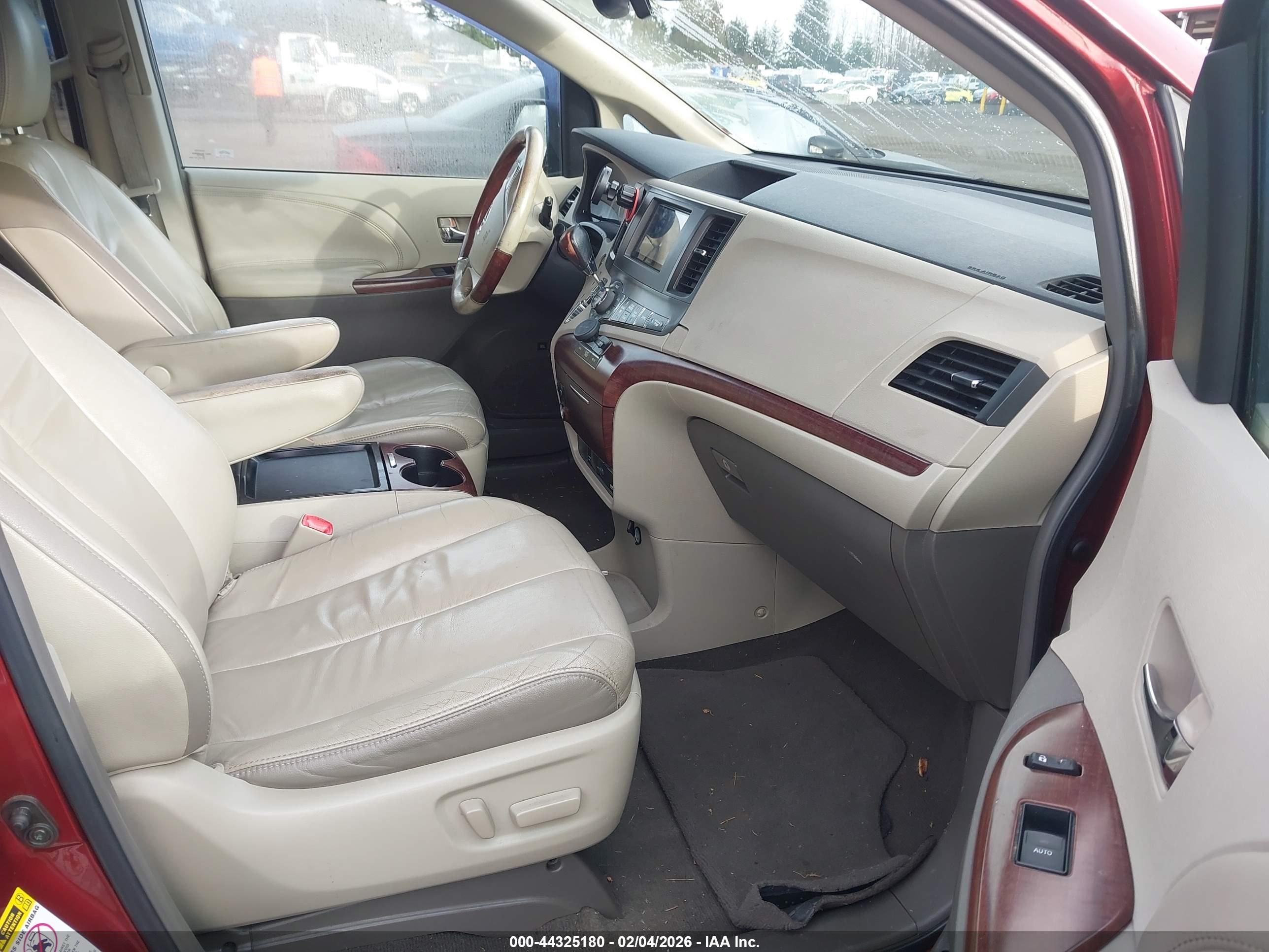 TOYOTA SIENNA image 5