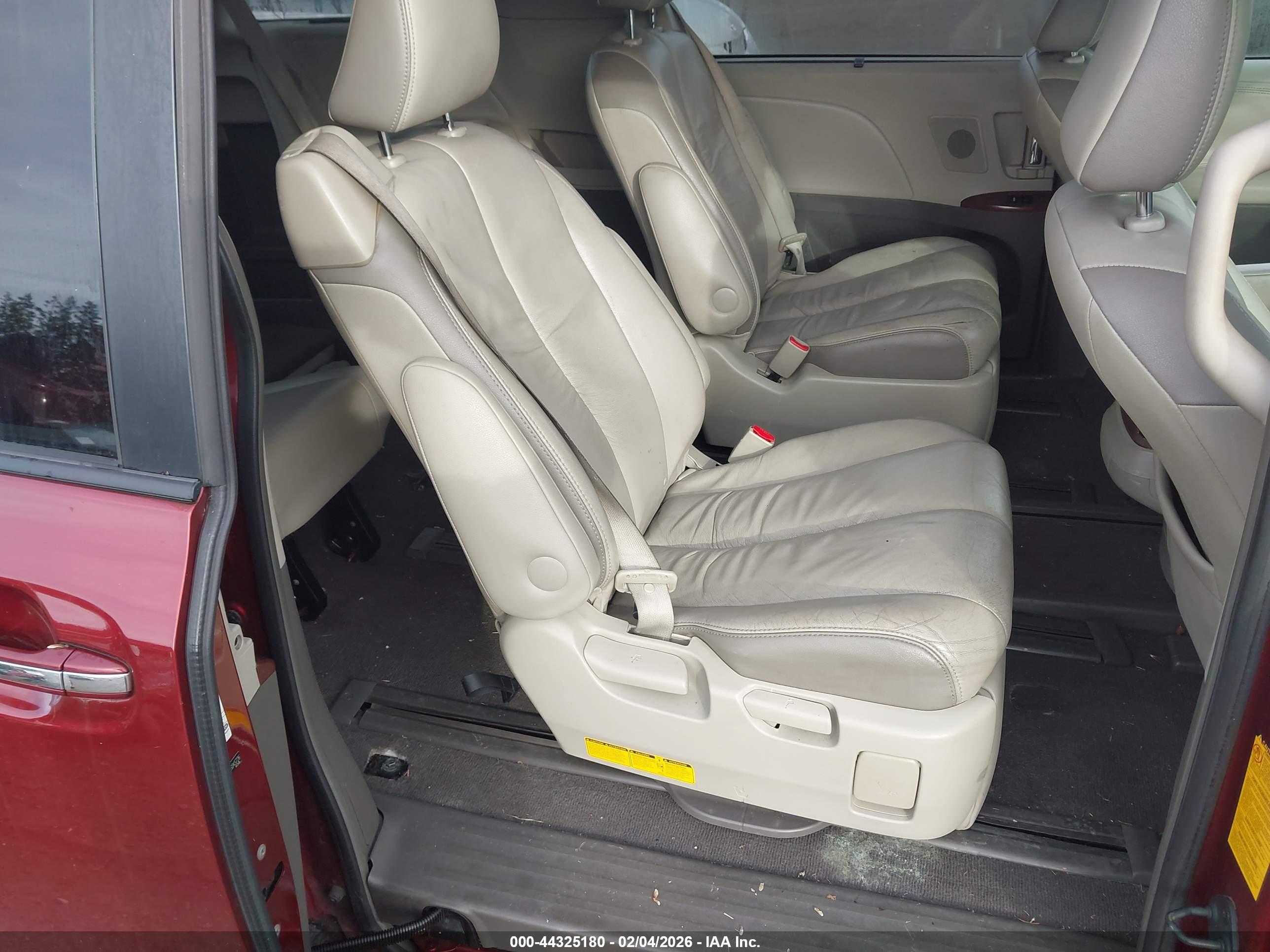 TOYOTA SIENNA image 8