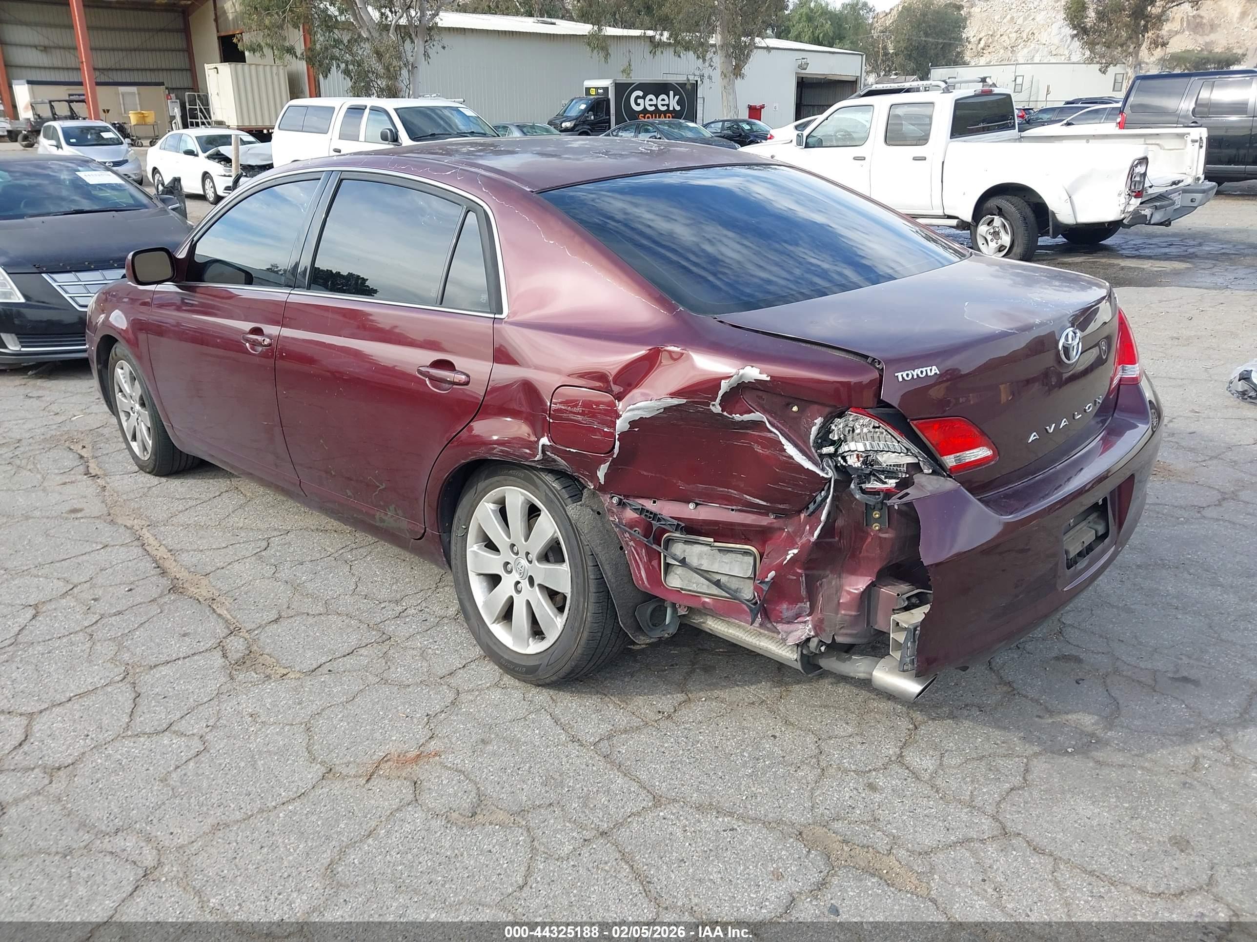 TOYOTA AVALON image 3