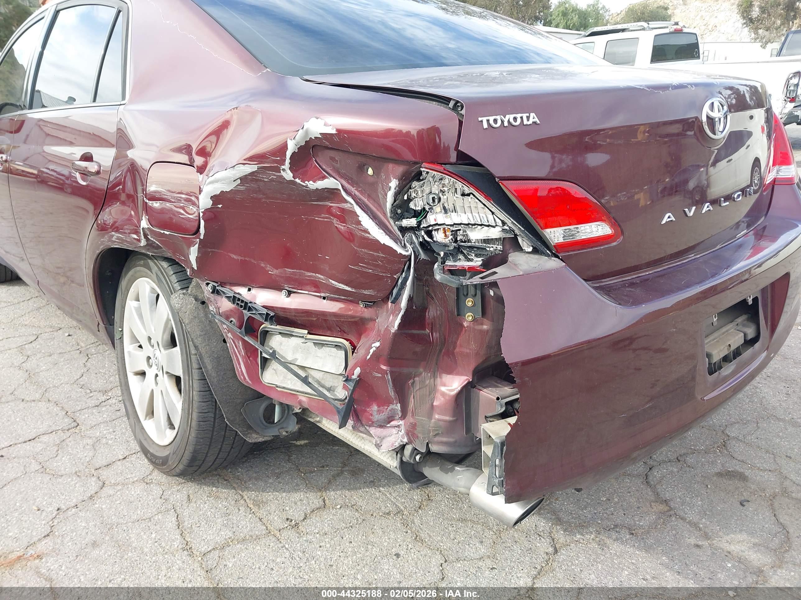 TOYOTA AVALON image 6