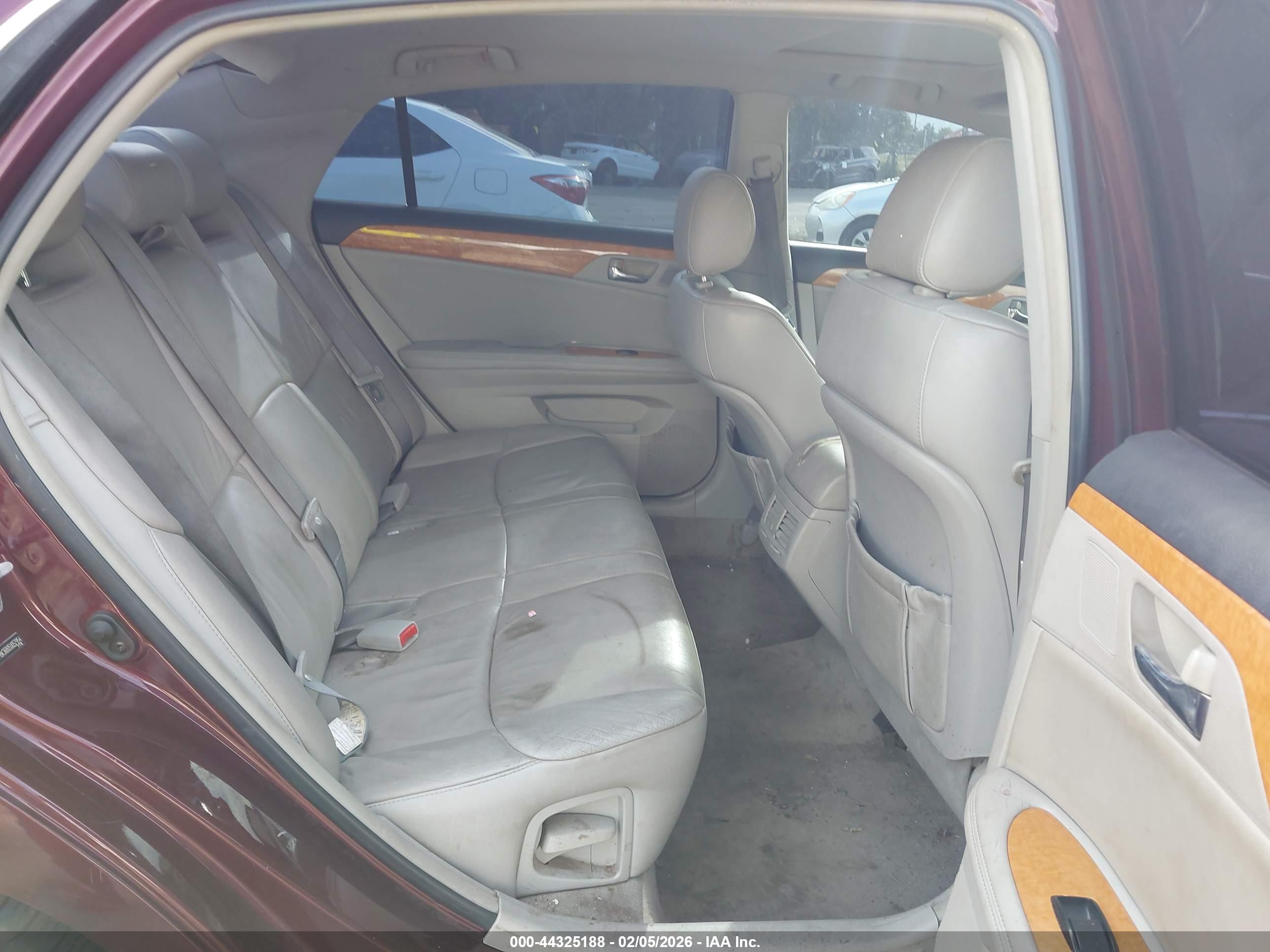 TOYOTA AVALON image 8