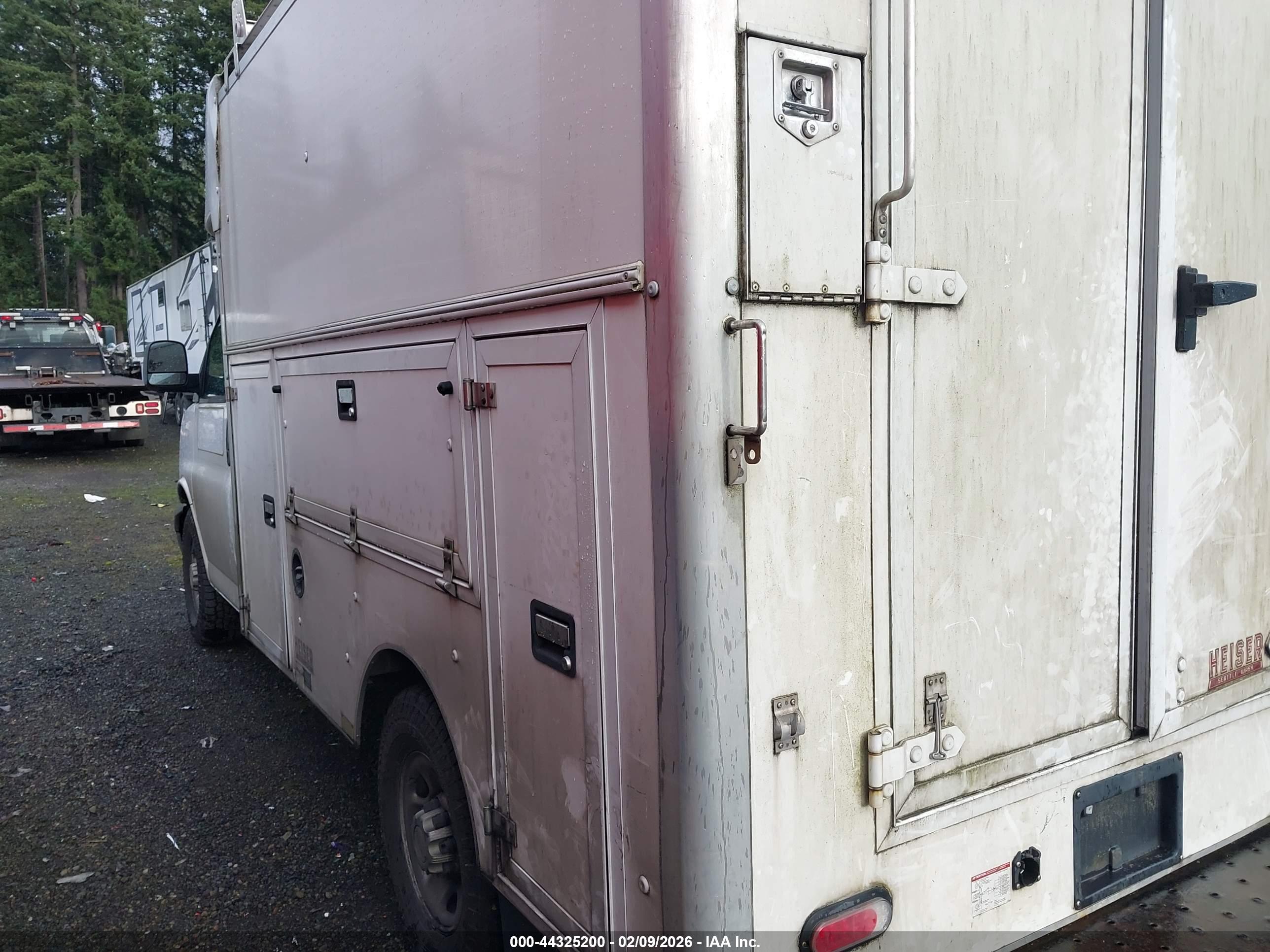 CHEVROLET EXPRESS image 3
