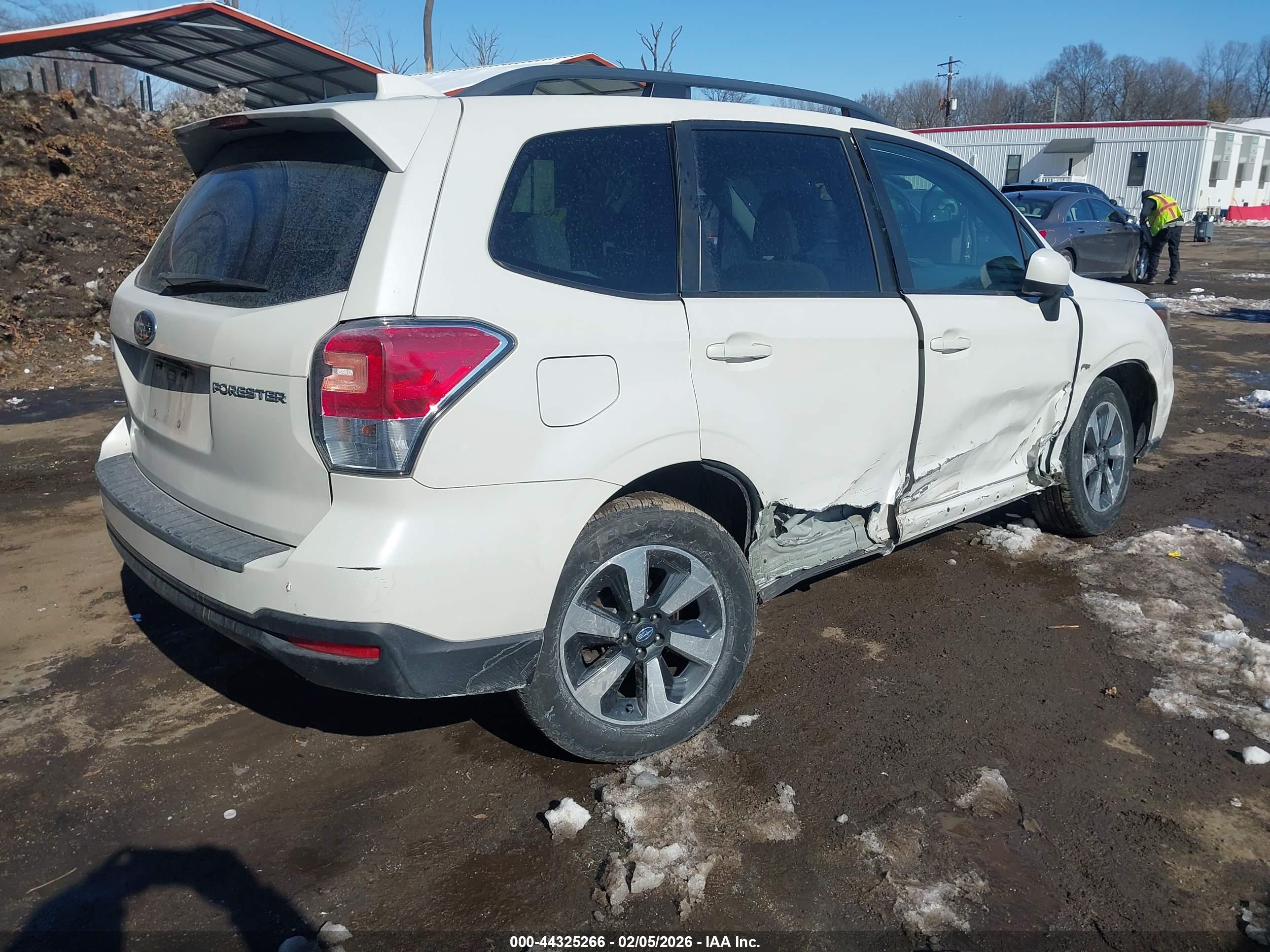 SUBARU FORESTER image 4