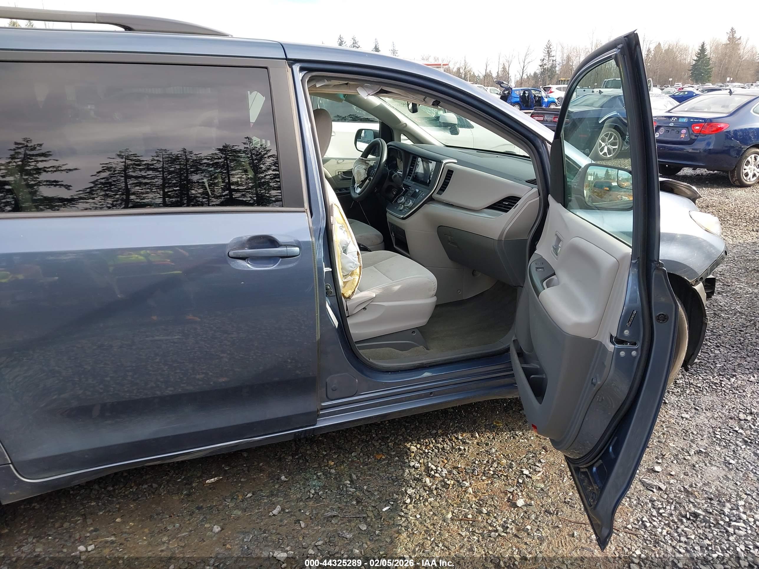 TOYOTA SIENNA image 5