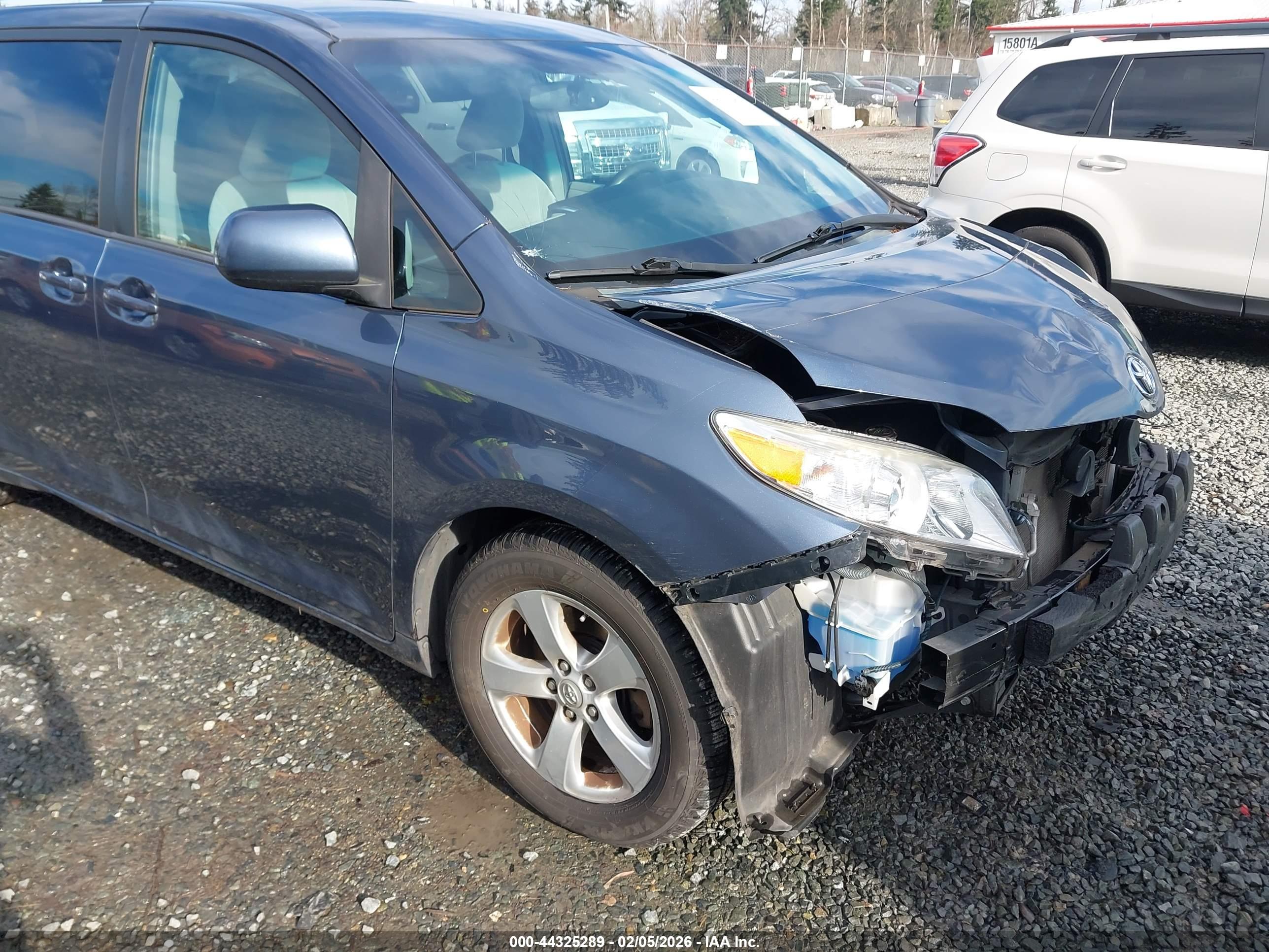 TOYOTA SIENNA image 6