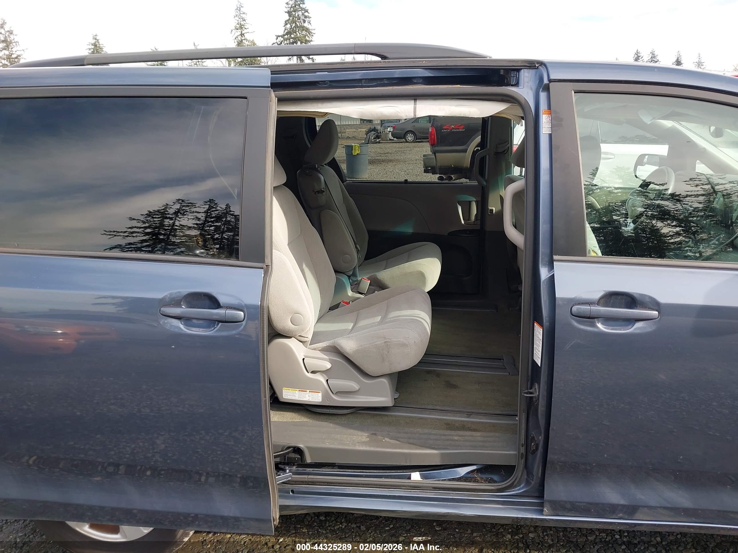 TOYOTA SIENNA image 8