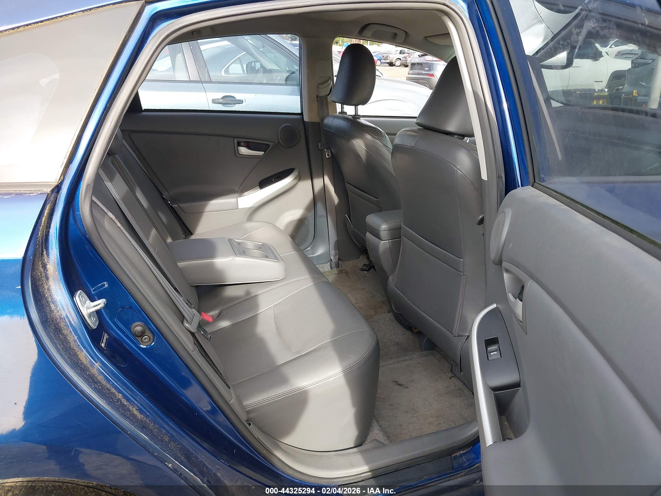 TOYOTA PRIUS image 8