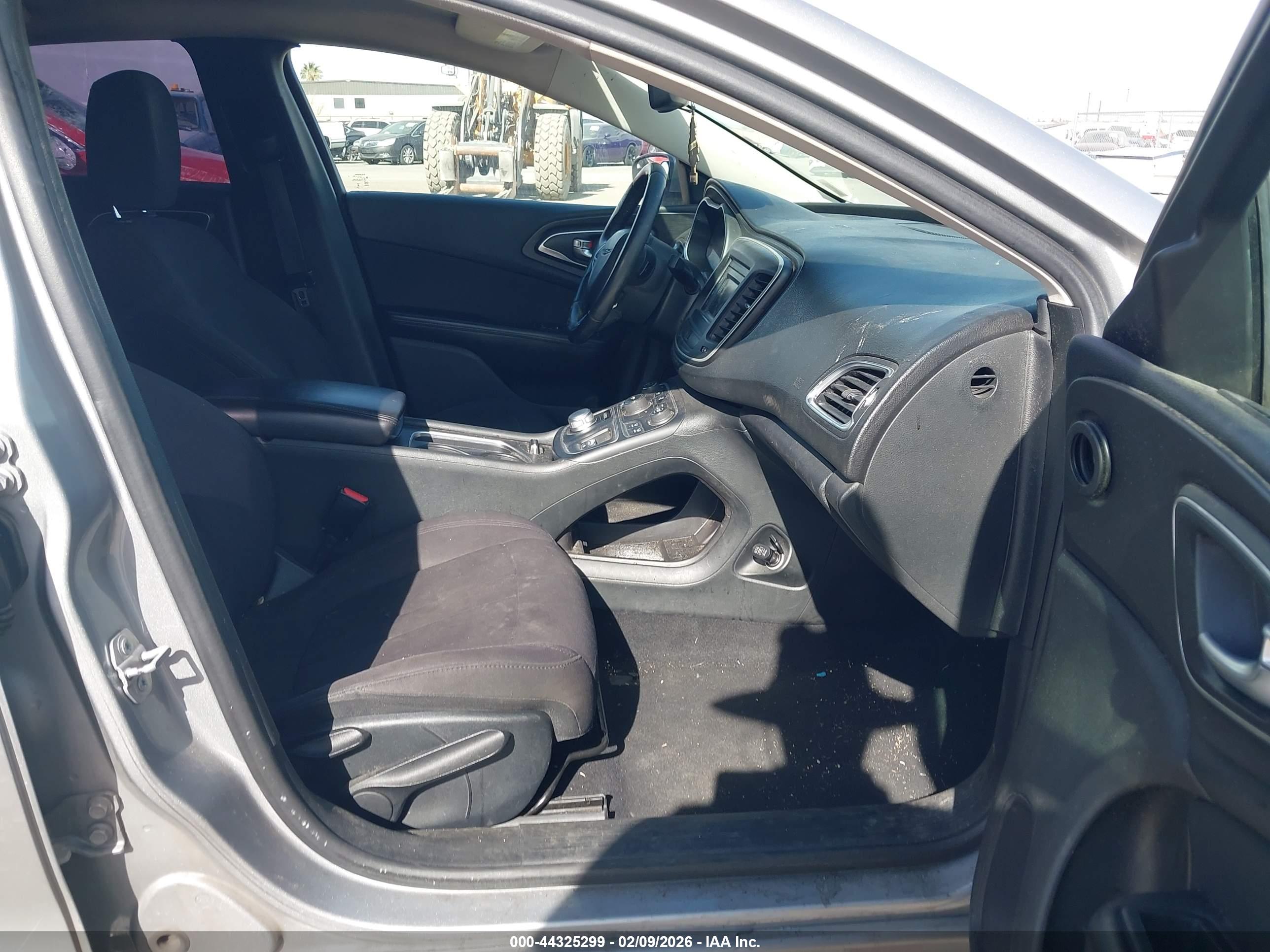 CHRYSLER 200 image 5