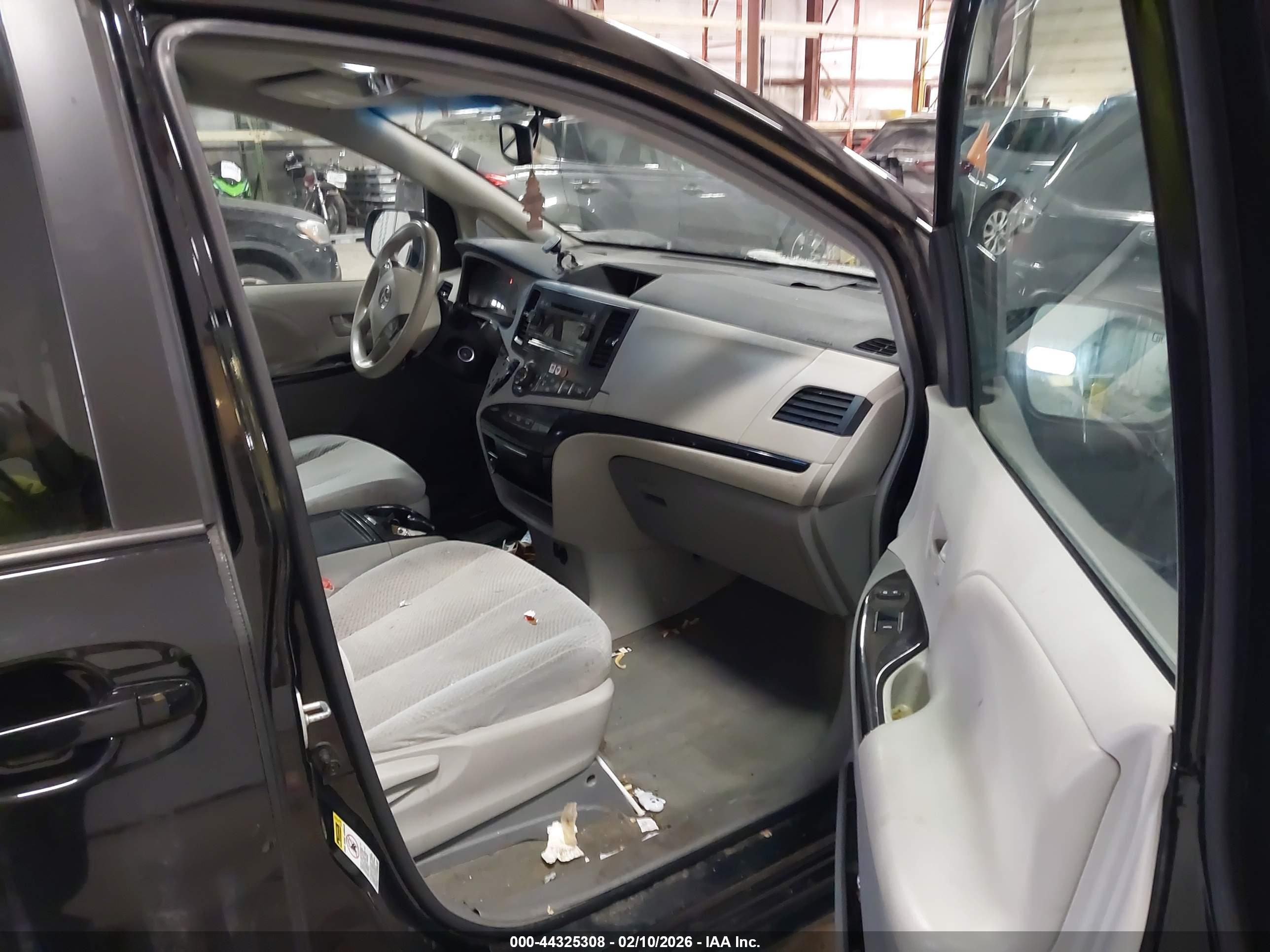 TOYOTA SIENNA image 5