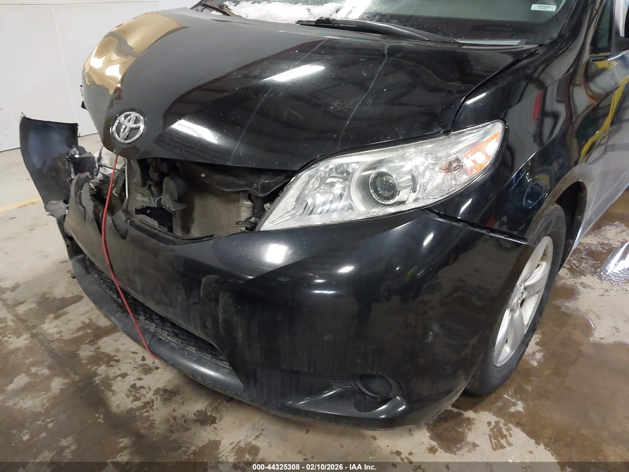 TOYOTA SIENNA image 6
