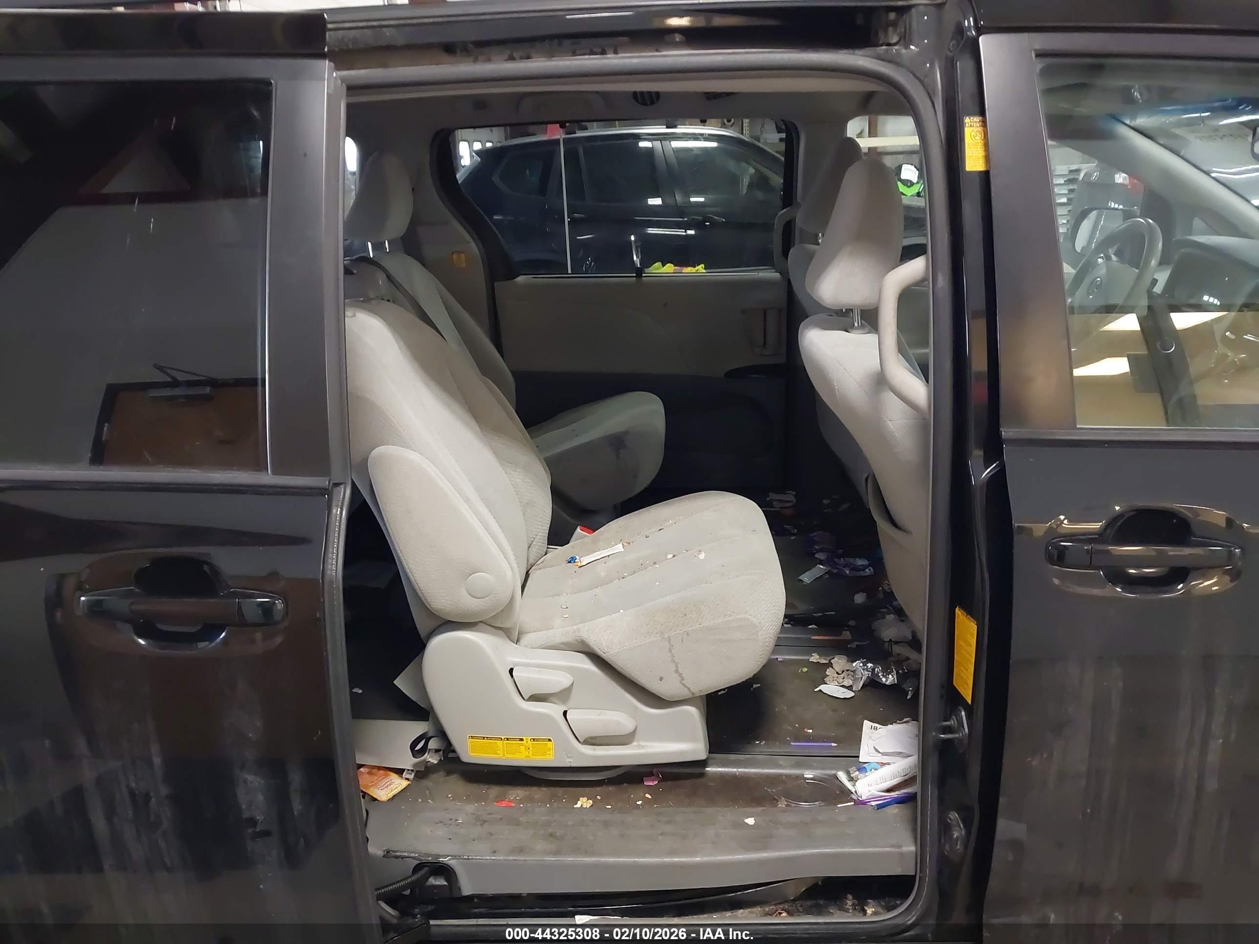 TOYOTA SIENNA image 8
