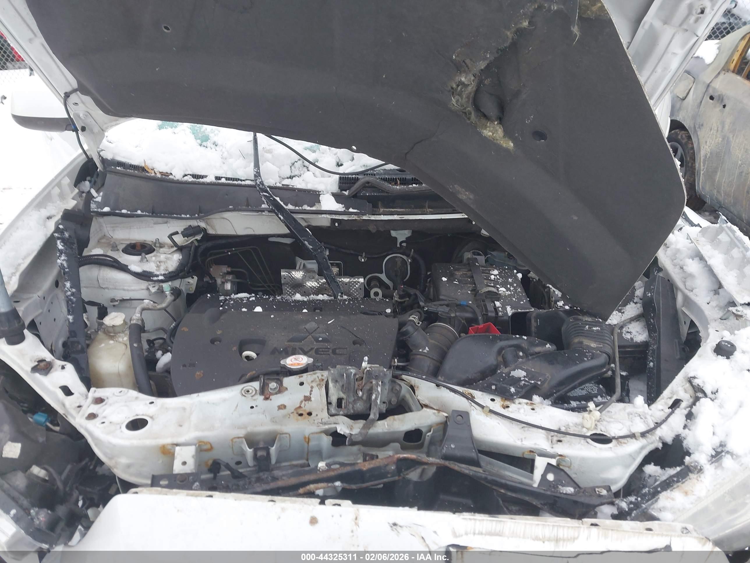 MITSUBISHI OUTLANDER image 10